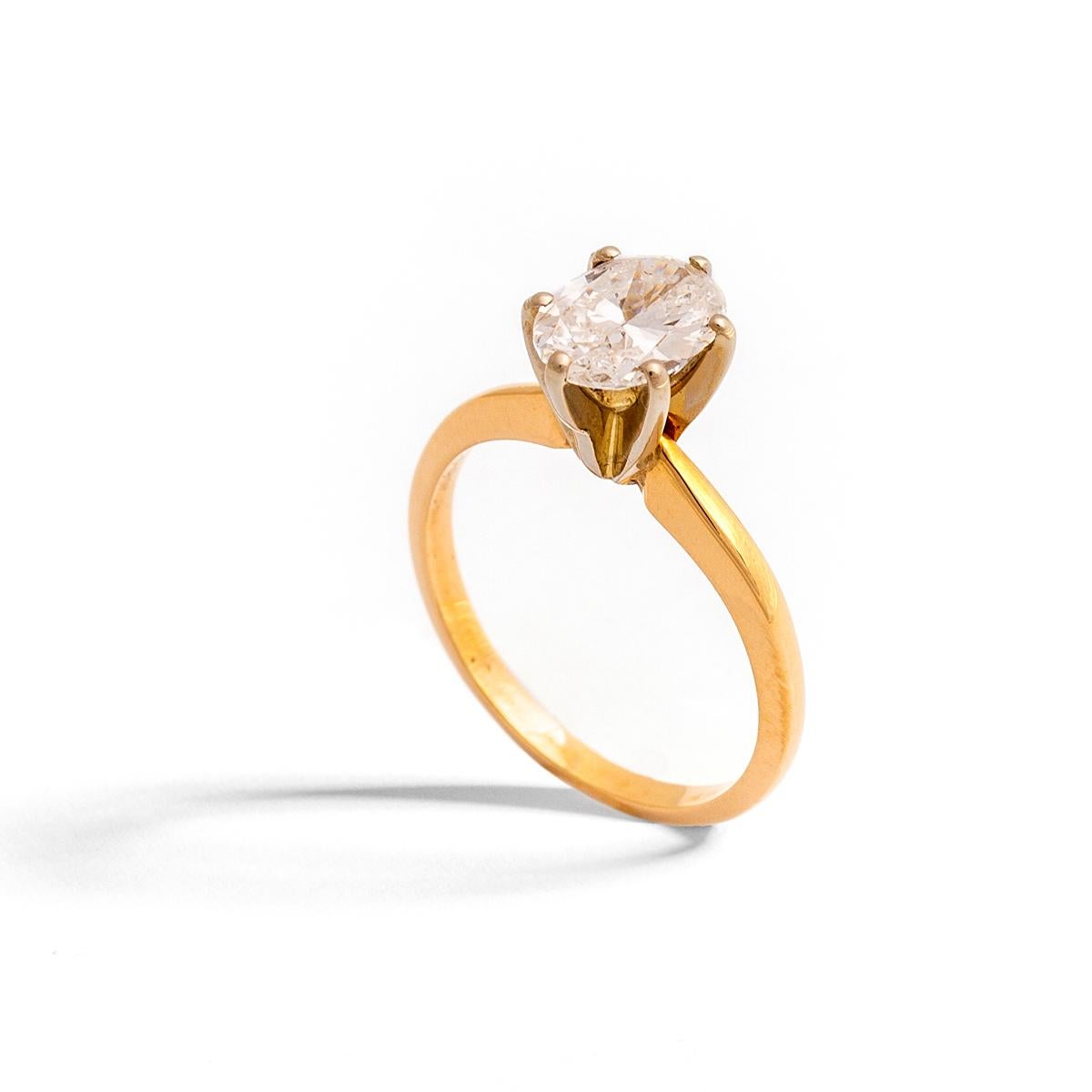 Solitaire Oval Shape Diamond on yellow gold Ring.
Diamond oval shape: 9.02 x 5.77 millimeters.
Modern cut. Estimated to be H-I color and Si clarity.
Ring Size: 4 3/4.
Gross weight: 2.44 grams.