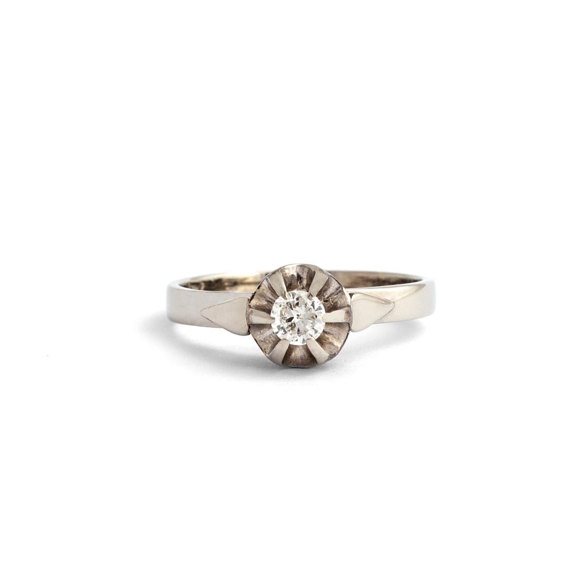 Diamant solitaire de taille ronde sur bague en or blanc.
Poids estimé du diamant : 0,19 carat.
Coupe européenne ancienne. Estimé être de couleur H et de clarté I.
Diamètre du diamant : environ 3,70 millimètres.
Taille de l'anneau : 6 1/4.
Poids brut