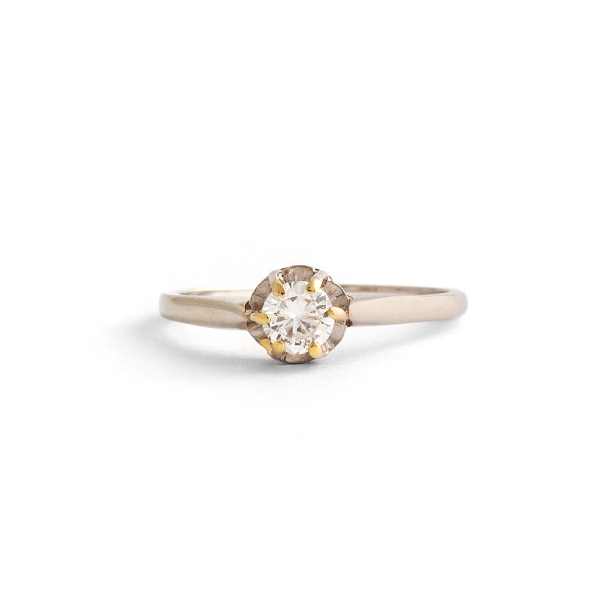 Solitaire Diamond on white gold Ring.
Modern cut. Estimated to be H-I color and Vs clarity.