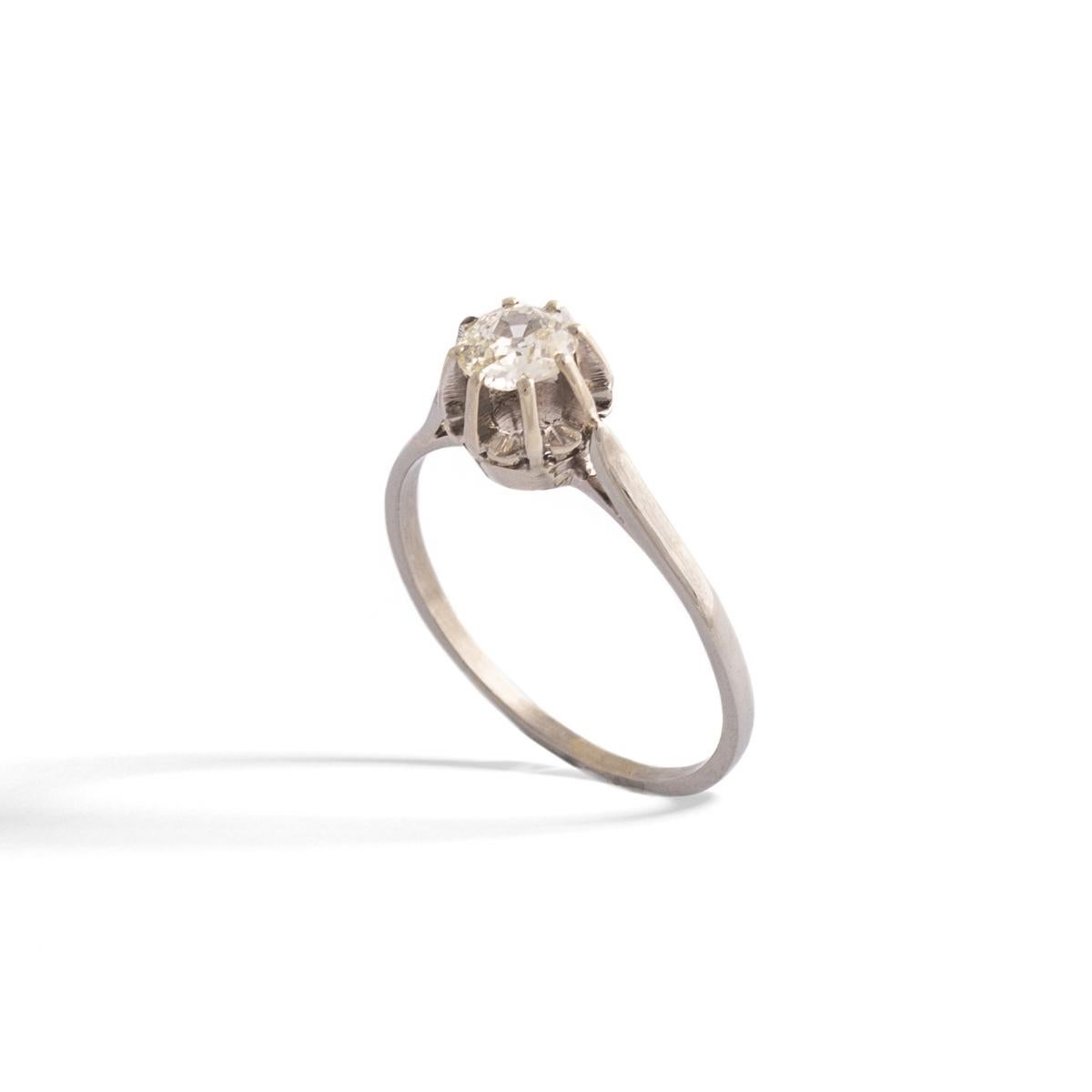 Anello solitario con diamante a taglio rotondo in oro bianco.
Peso stimato del diamante: 0.30 carati.
Taglio della vecchia miniera. Si stima che il colore sia M-Z e la purezza Vs.
Diametro del diamante 4,36 millimetri.
Misura dell'anello: 6.