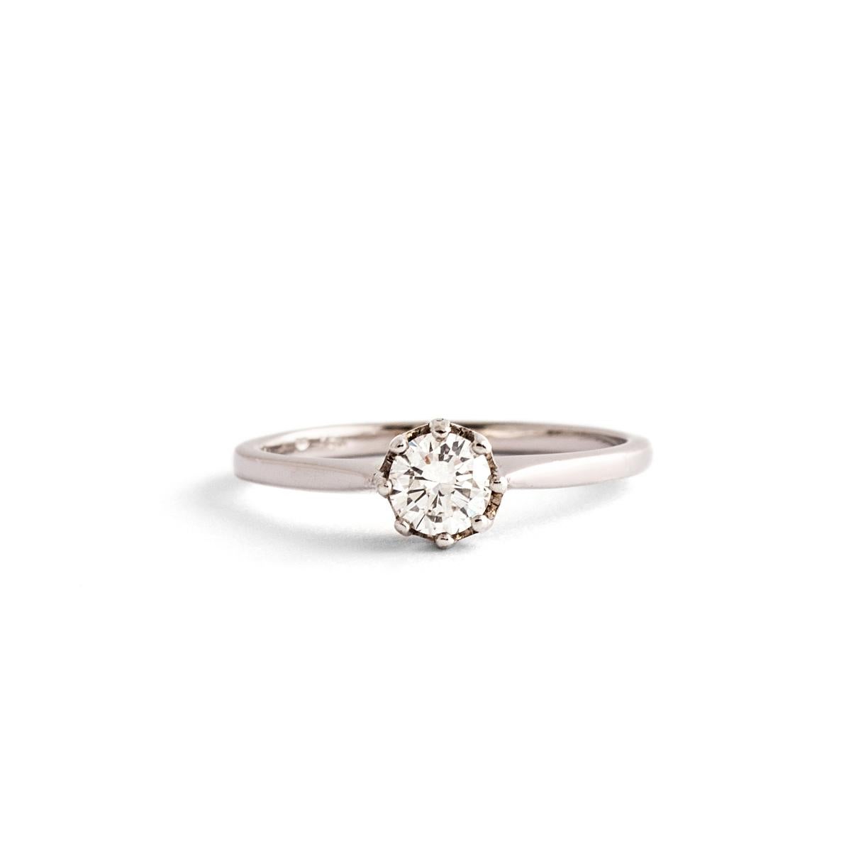 Solitaire round cut Diamond on white gold Ring.
Diamond estimated weight: 0.54 carat.
Modern cut. Estimated to be J-K color and Vvs clarity.
Diamond diameter: approximately 5.28 millimeters.
Ring Size: 6
Gross weight: 2.09 grams