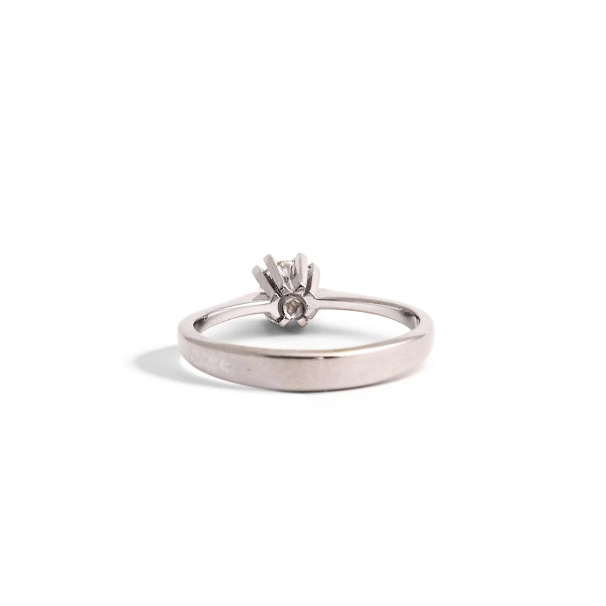 Taglio rotondo Anello con diamante solitario in vendita