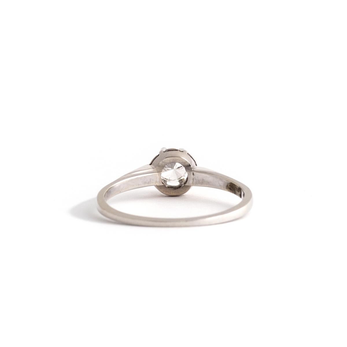 Taglio rotondo Anello con diamante solitario in vendita