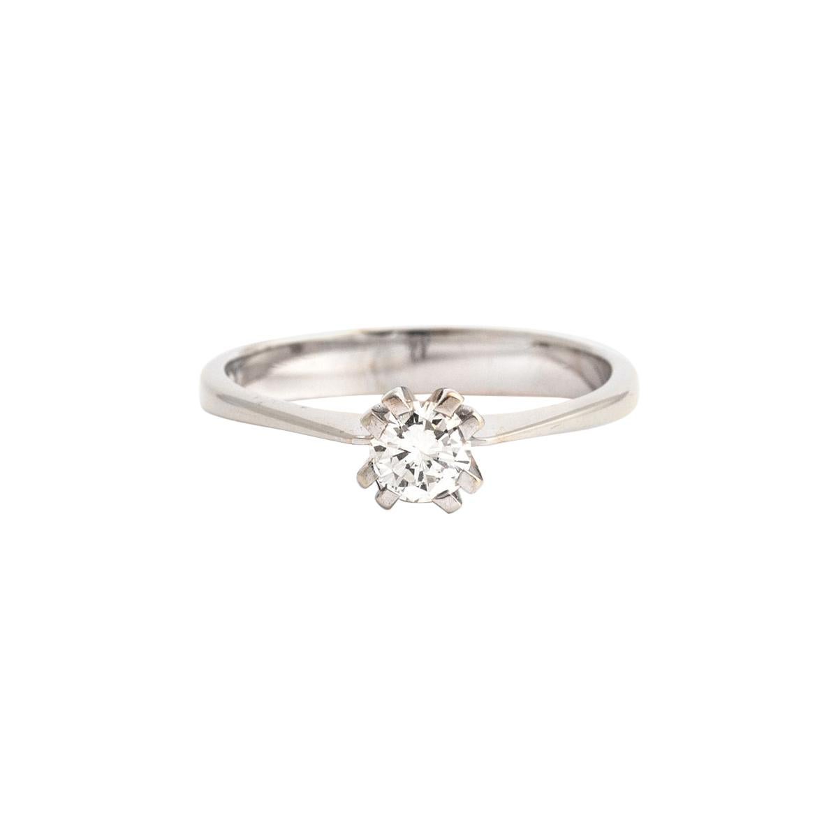 Anello con diamante solitario