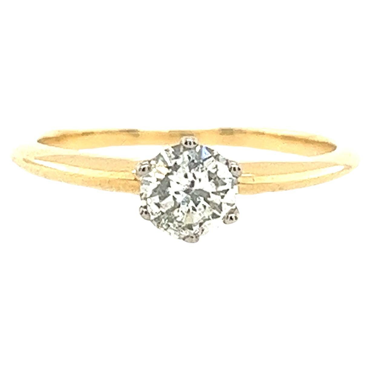 Bague solitaire sertie d'un diamant rond I/SI1 de 0,50 carat en or jaune 18 carats en vente