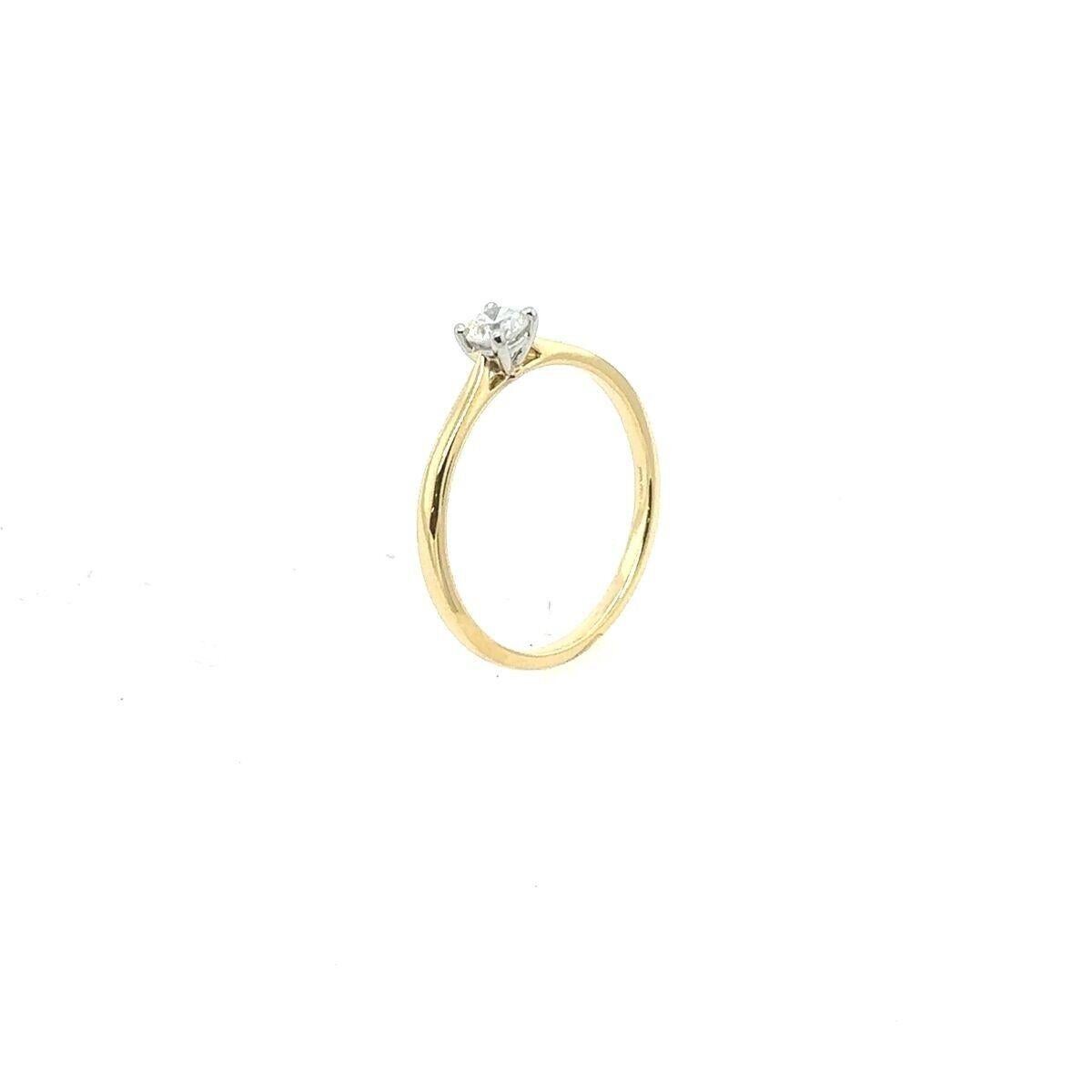 Dieser Solitär-Diamantring aus 18 Karat Gelbgold und Platin ist mit einem runden Diamanten im Brillantschliff von 0,25 Karat besetzt. Fassung aus 18 Karat Gelbgold und Platin. Der Ring ist ein perfektes Symbol für Ihr Engagement in der