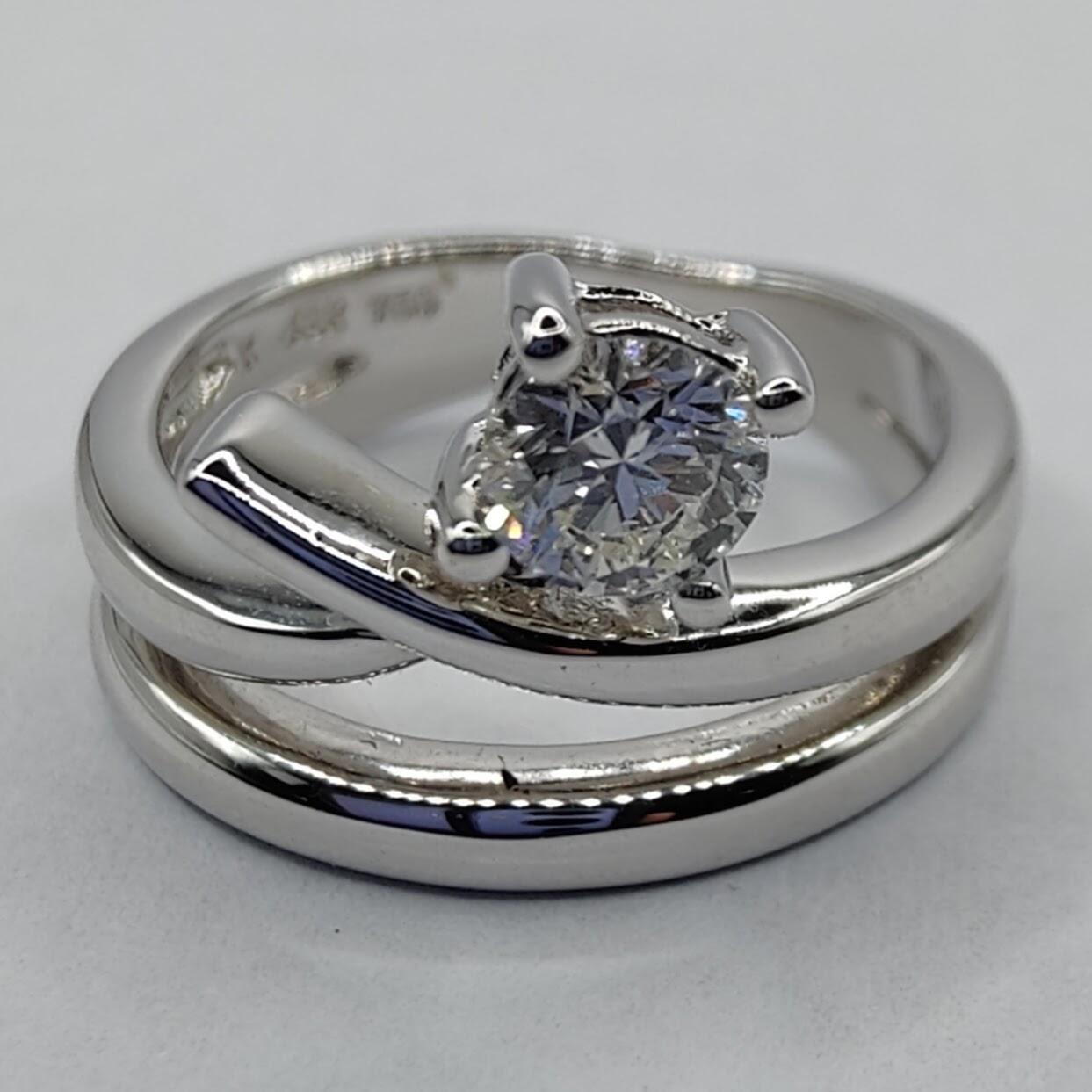 Bague de fiançailles solitaire en forme de spirale en or blanc 18 carats avec diamant en vente 5