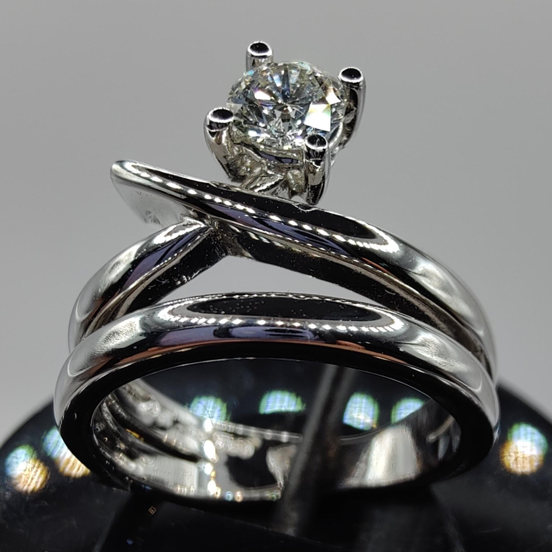 Contemporain Bague de fiançailles solitaire en forme de spirale en or blanc 18 carats avec diamant en vente