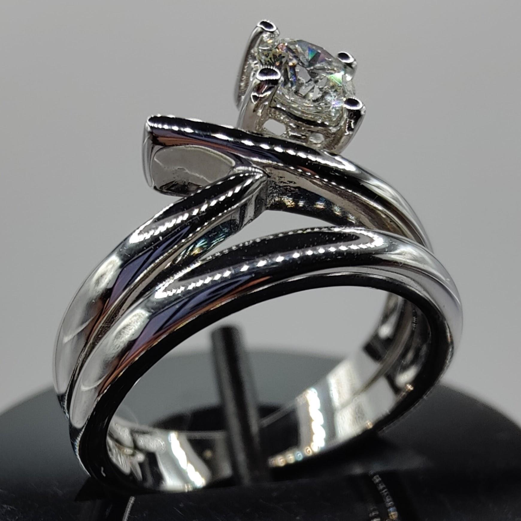 Taille brillant Bague de fiançailles solitaire en forme de spirale en or blanc 18 carats avec diamant en vente