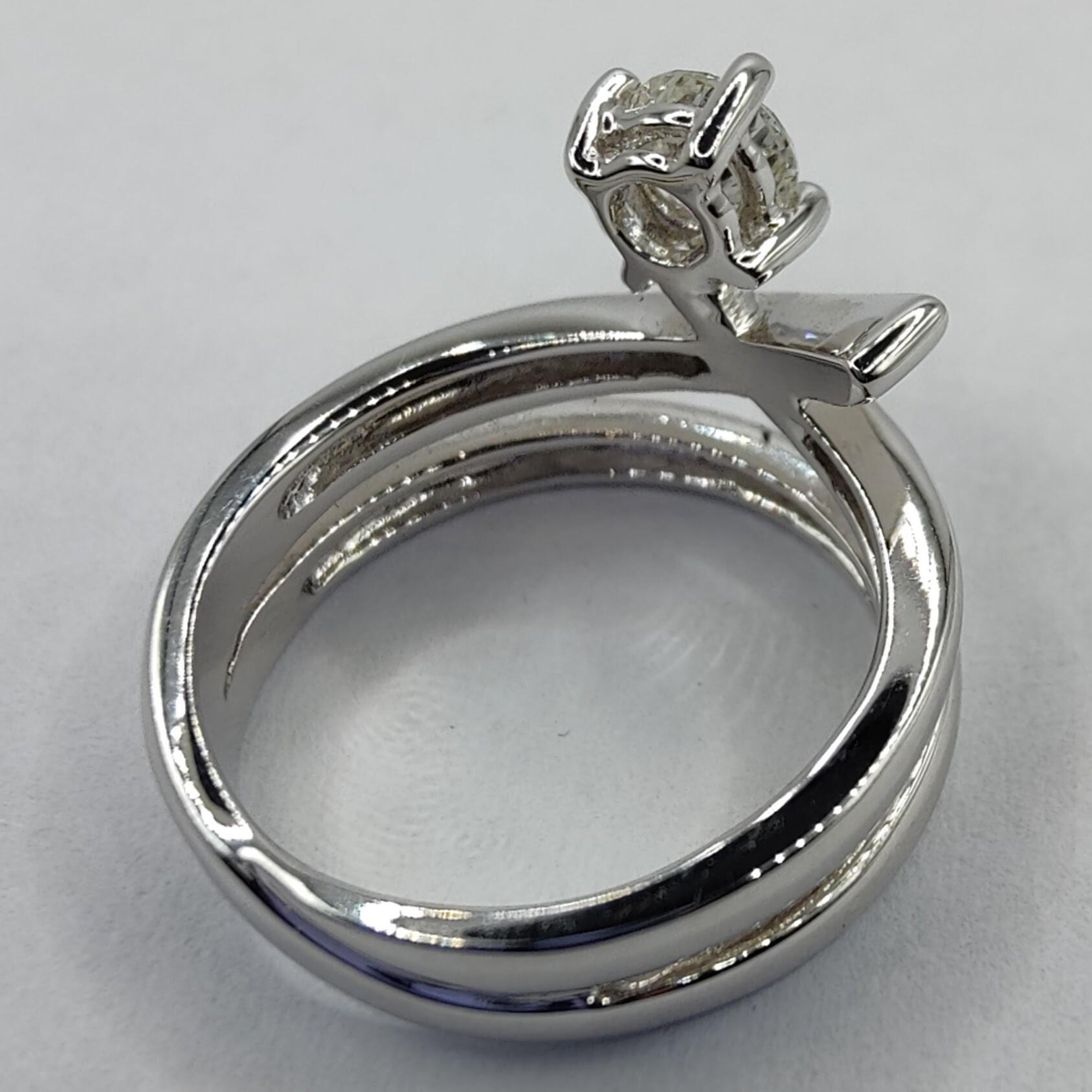 Bague de fiançailles solitaire en forme de spirale en or blanc 18 carats avec diamant Pour femmes en vente