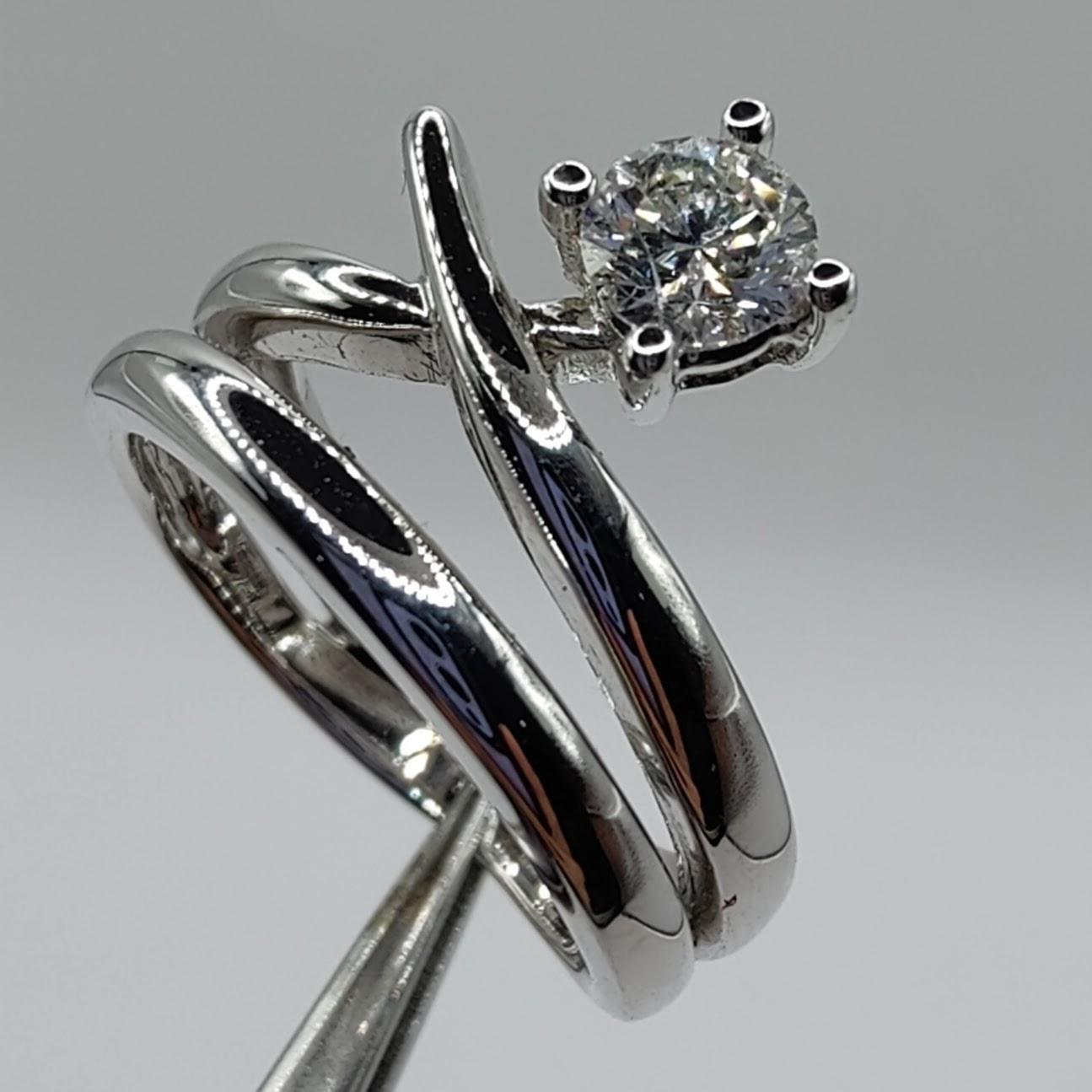 Bague de fiançailles solitaire en forme de spirale en or blanc 18 carats avec diamant en vente 1