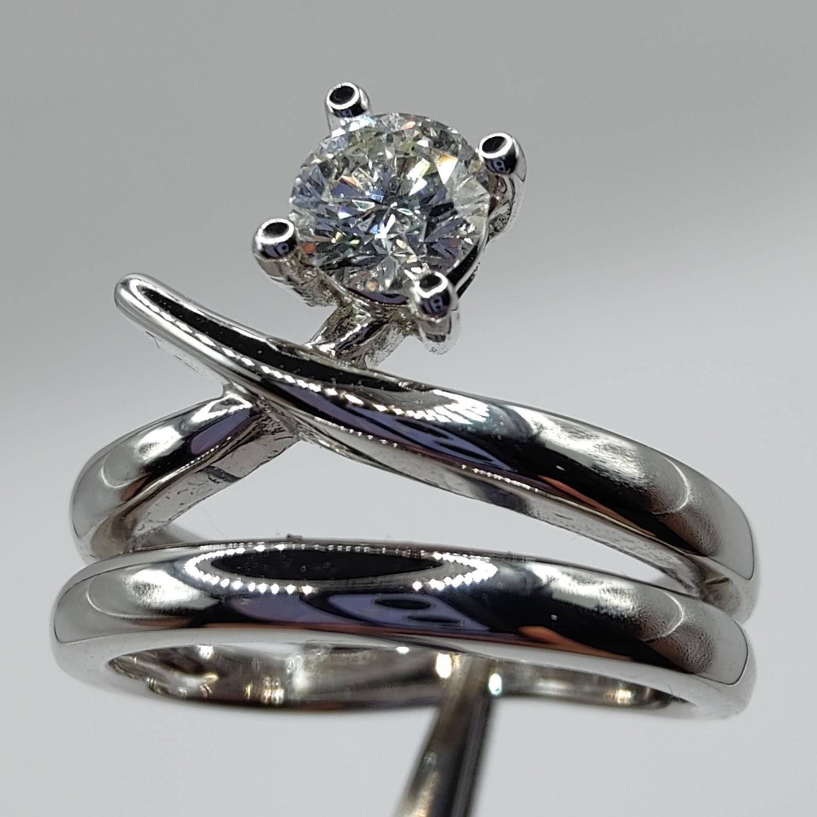 Bague de fiançailles solitaire en forme de spirale en or blanc 18 carats avec diamant en vente 2