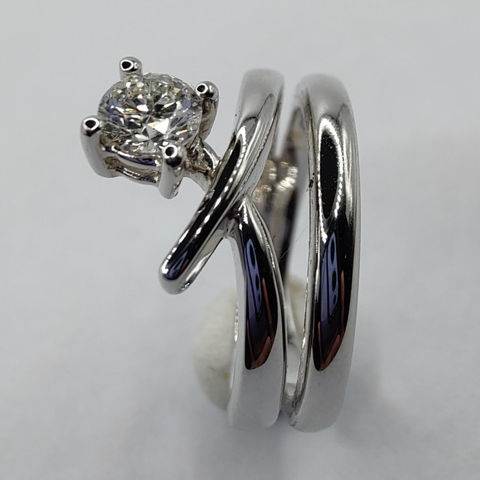 Bague de fiançailles solitaire en forme de spirale en or blanc 18 carats avec diamant en vente 3