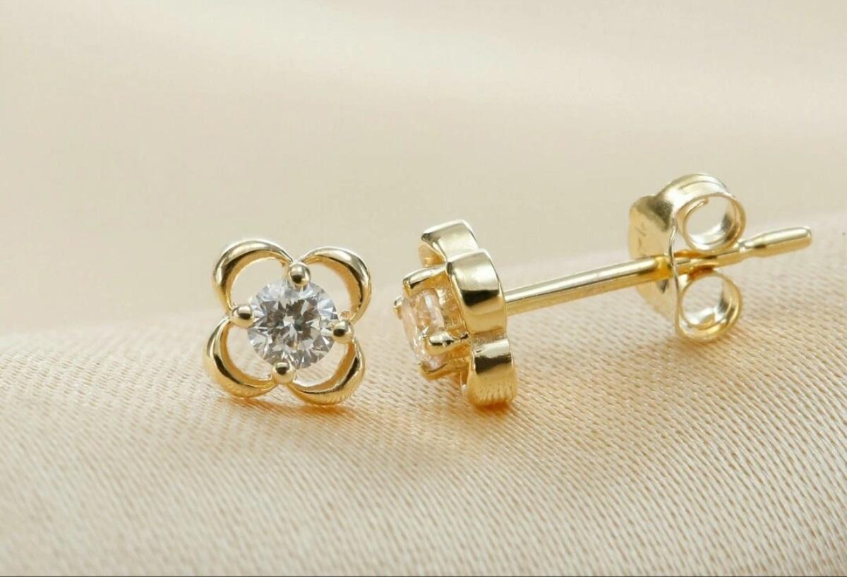 Orecchino solitario con diamante a forma di trifoglio in oro massiccio 14k Fiore con diamante rotondo. in vendita 4