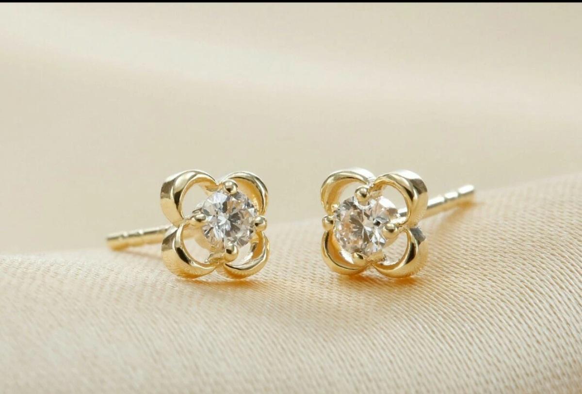 Orecchino solitario con diamante a forma di trifoglio in oro massiccio 14k Fiore con diamante rotondo. in vendita 5