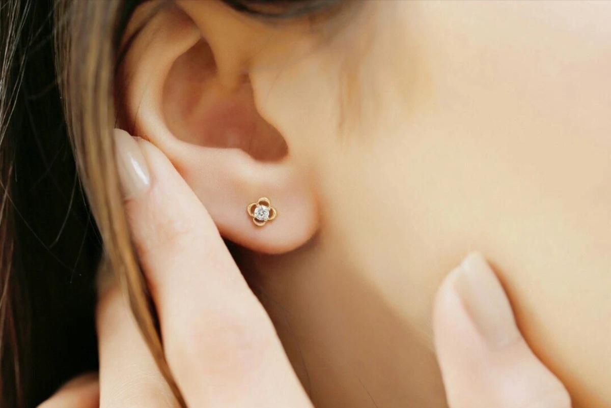Orecchino solitario con diamante a forma di trifoglio in oro massiccio 14k Fiore con diamante rotondo. in vendita 6