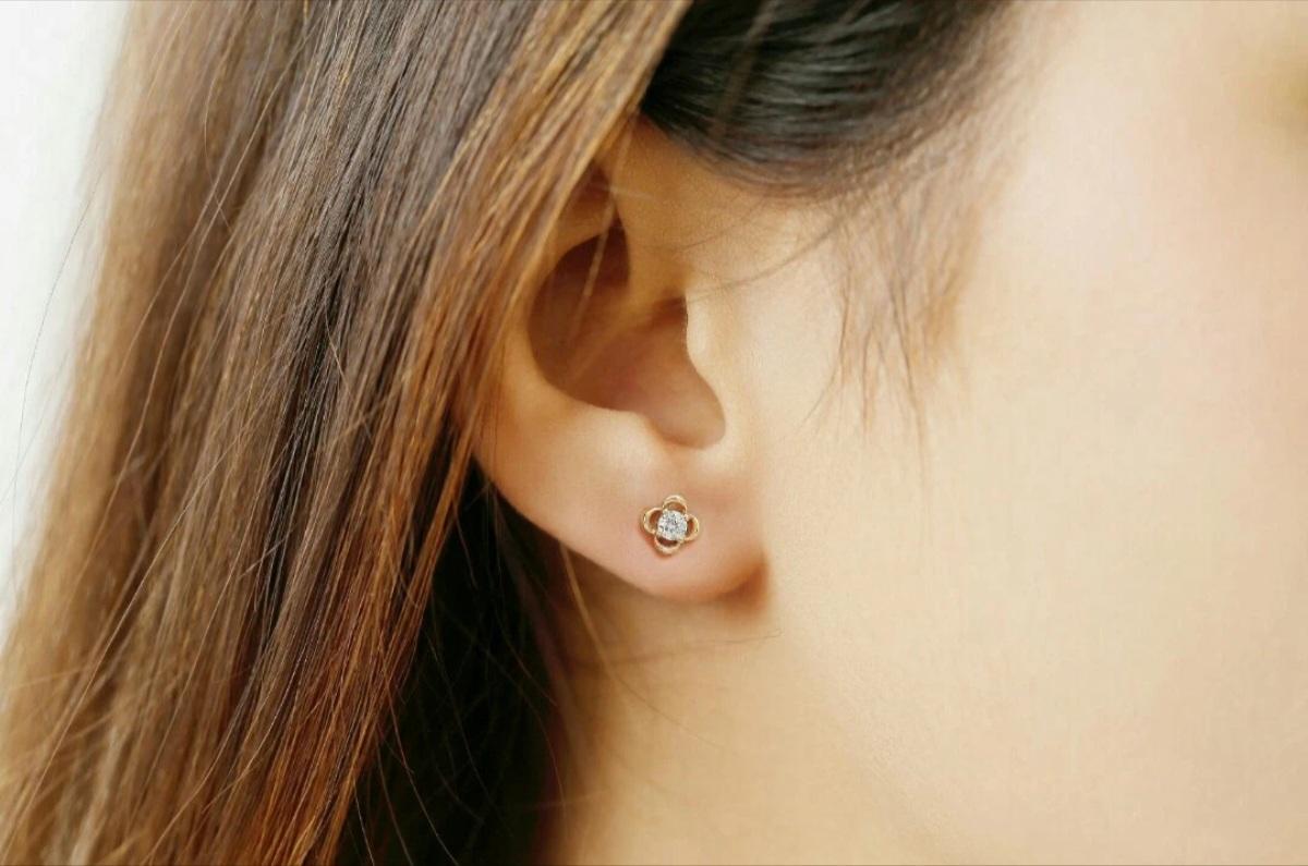 Orecchino solitario con diamante a forma di trifoglio in oro massiccio 14k Fiore con diamante rotondo. in vendita 7