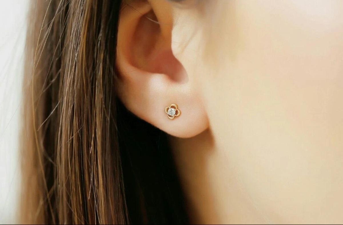 Art Déco Orecchino solitario con diamante a forma di trifoglio in oro massiccio 14k Fiore con diamante rotondo. in vendita