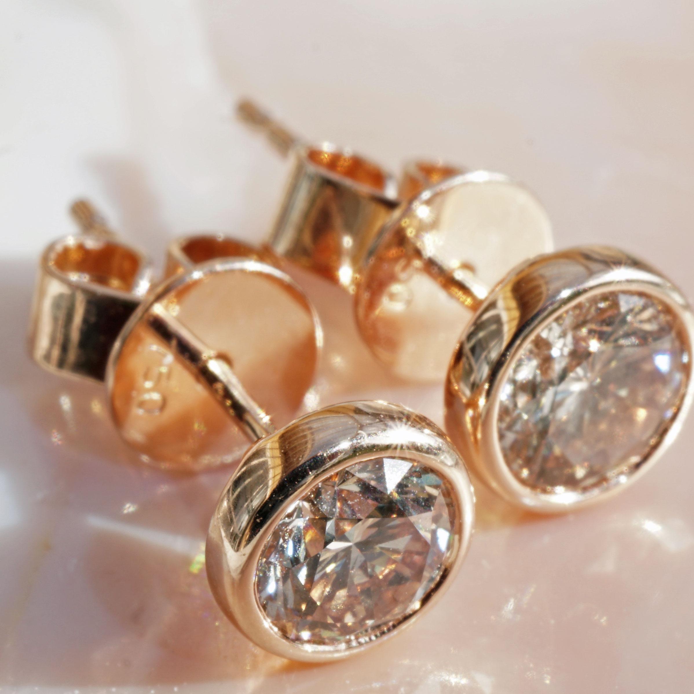 Solitaire Diamond Stud Earrings total  1 ct brown / SI with great Brilliance  In New Condition For Sale In Viena, Viena