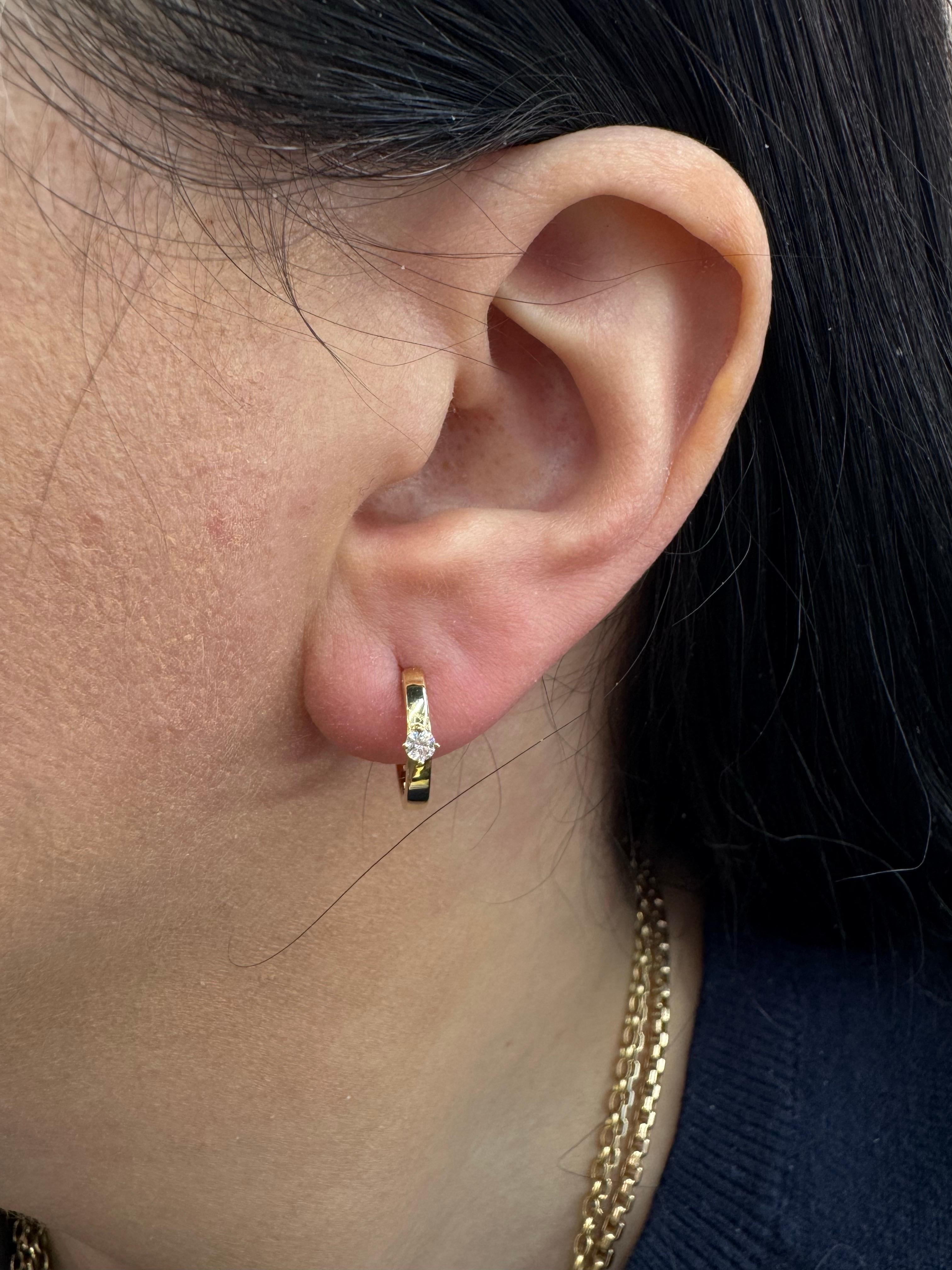 Pendientes de aro Huggie con diamante solitario 0,12 quilates Oro amarillo de 14 quilates Corte redondo en venta