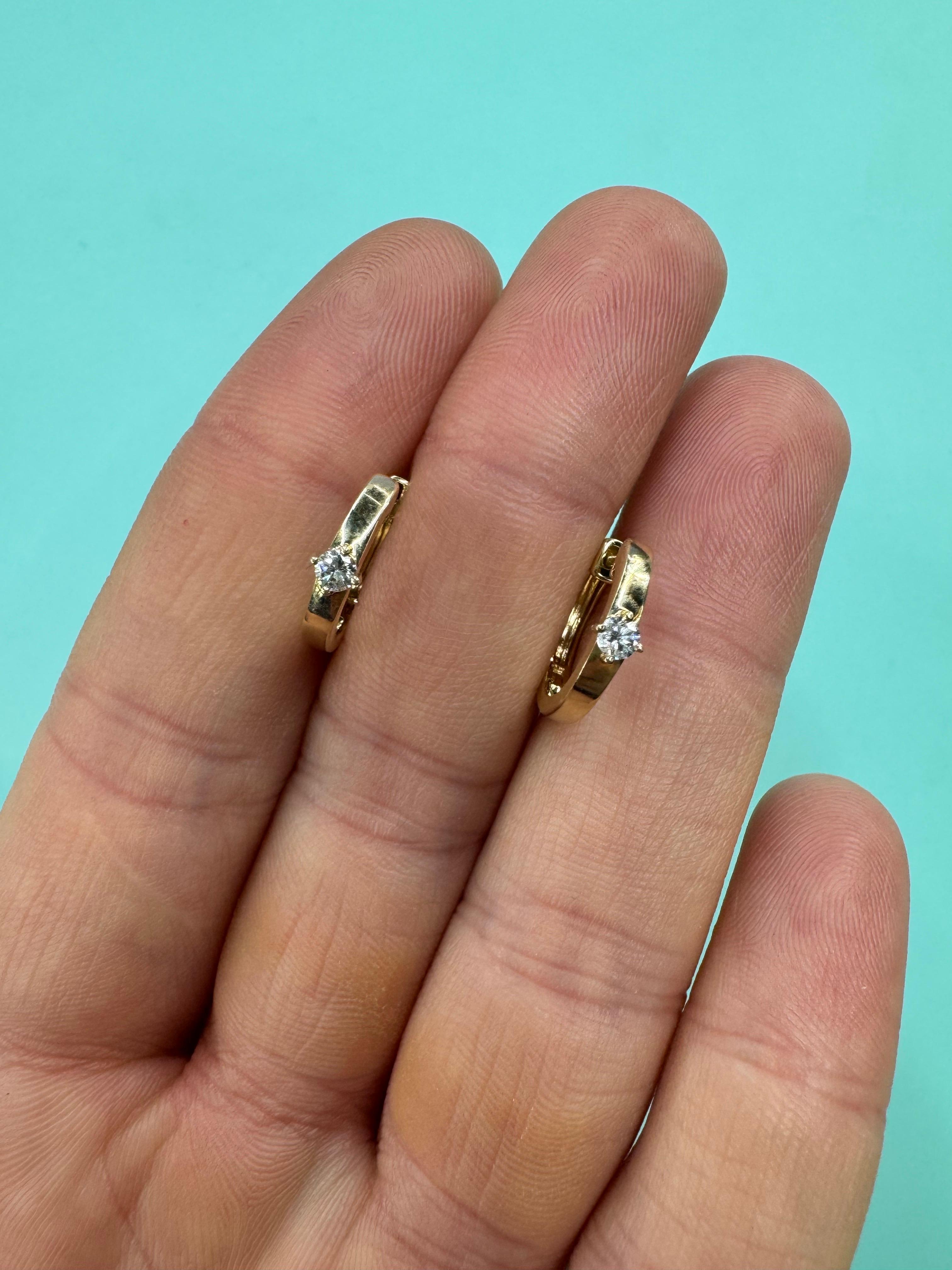 Pendientes de aro Huggie con diamante solitario 0,12 quilates Oro amarillo de 14 quilates en Nuevo estado para la venta en New York, NY