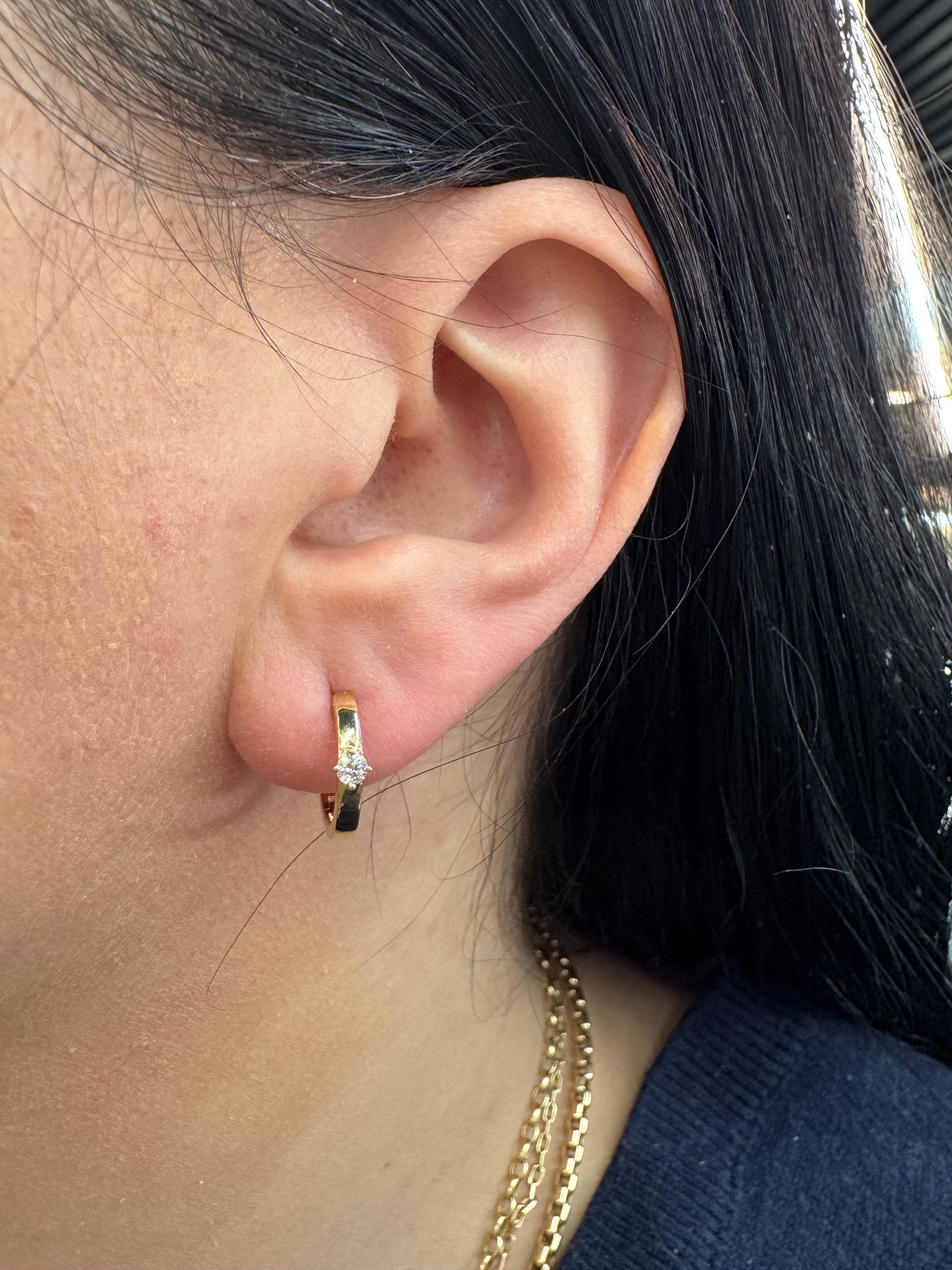 De las mujeres Pendientes de aro Huggie con diamante solitario 0,12 quilates Oro amarillo de 14 quilates en venta