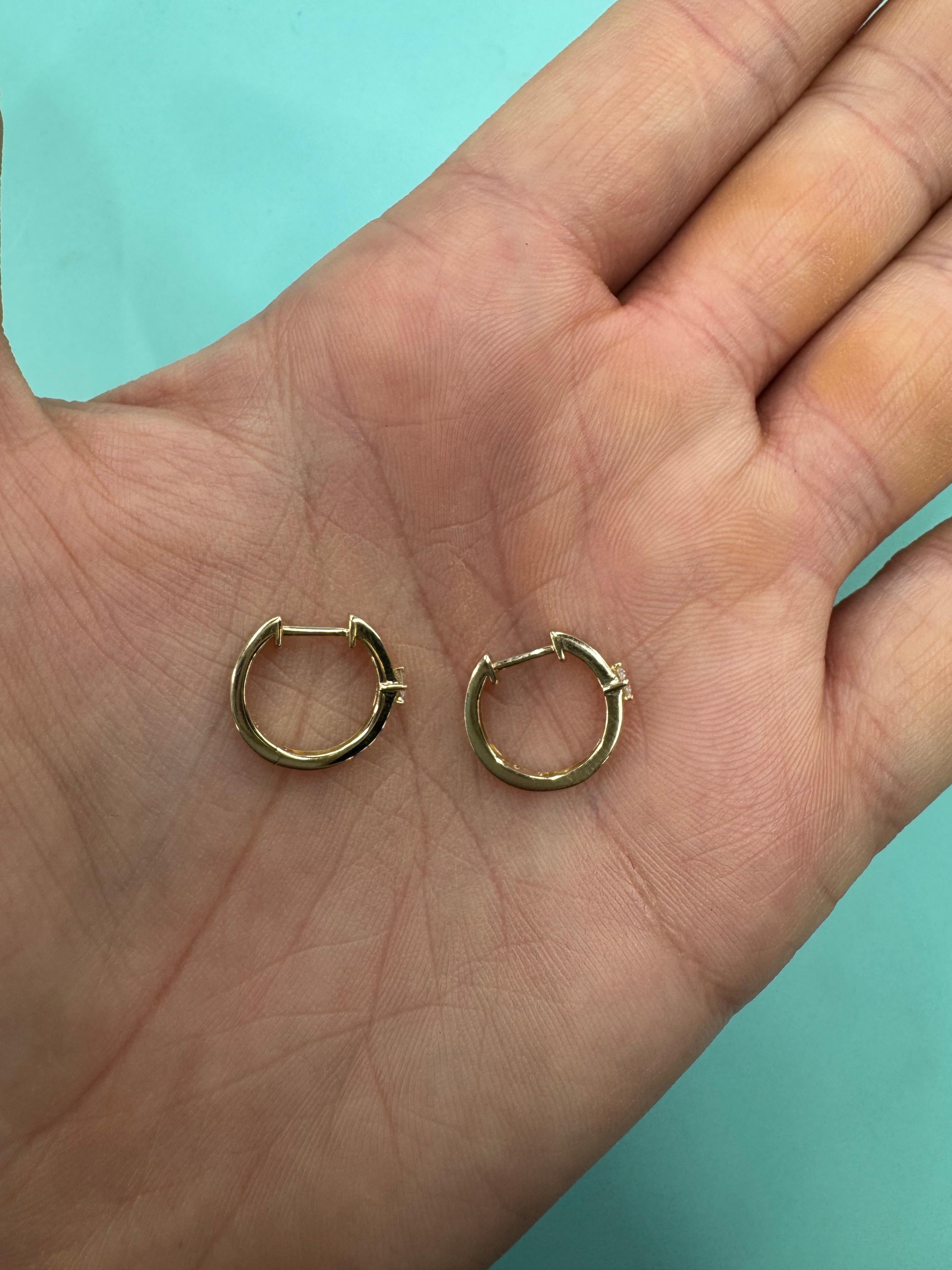Pendientes de aro Huggie con diamante solitario 0,12 quilates Oro amarillo de 14 quilates en venta 1