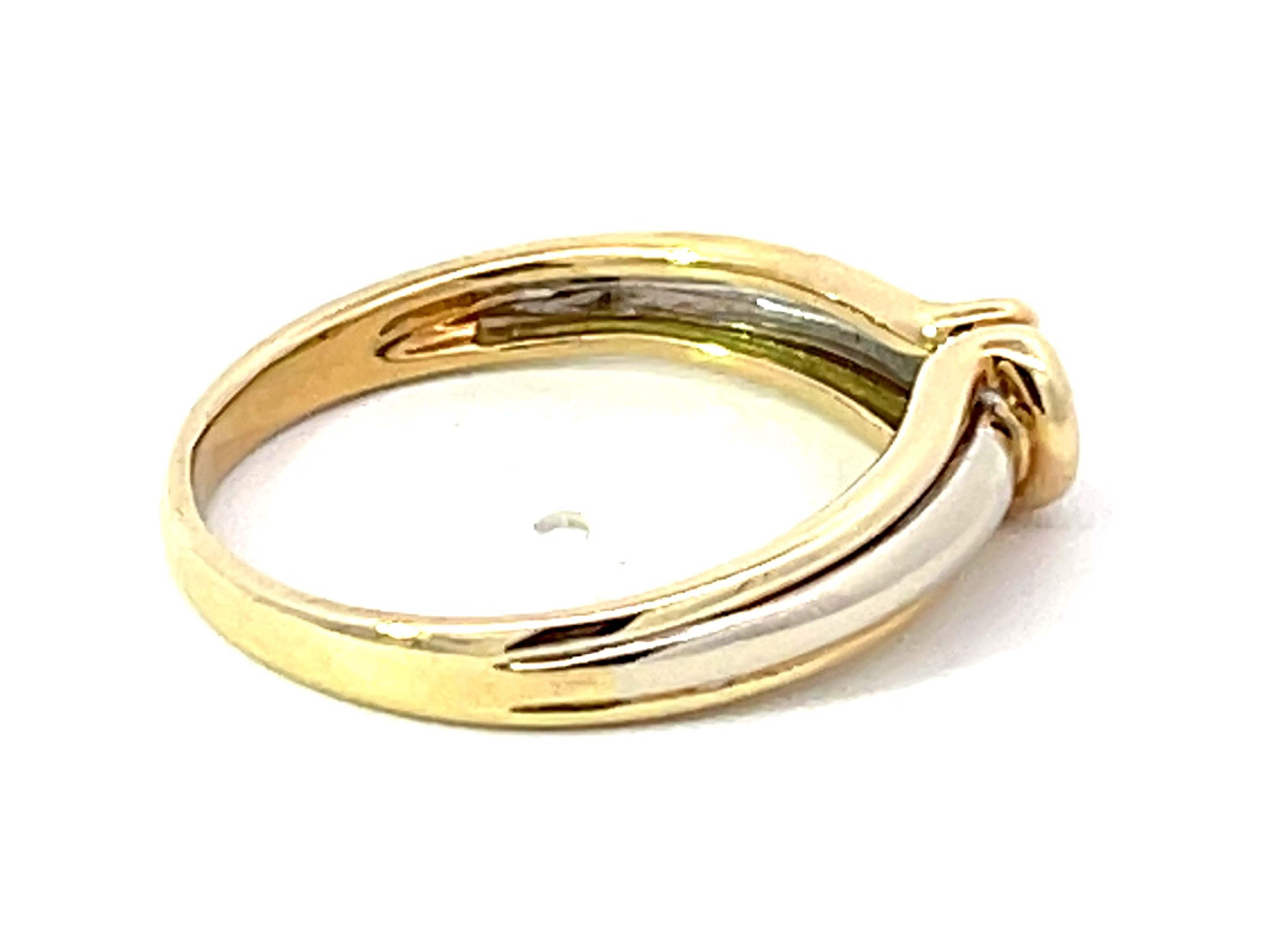 Solitaire Diamond Two Toned Ring in 14K Gold In Excellent Condition For Sale In Honolulu, HI