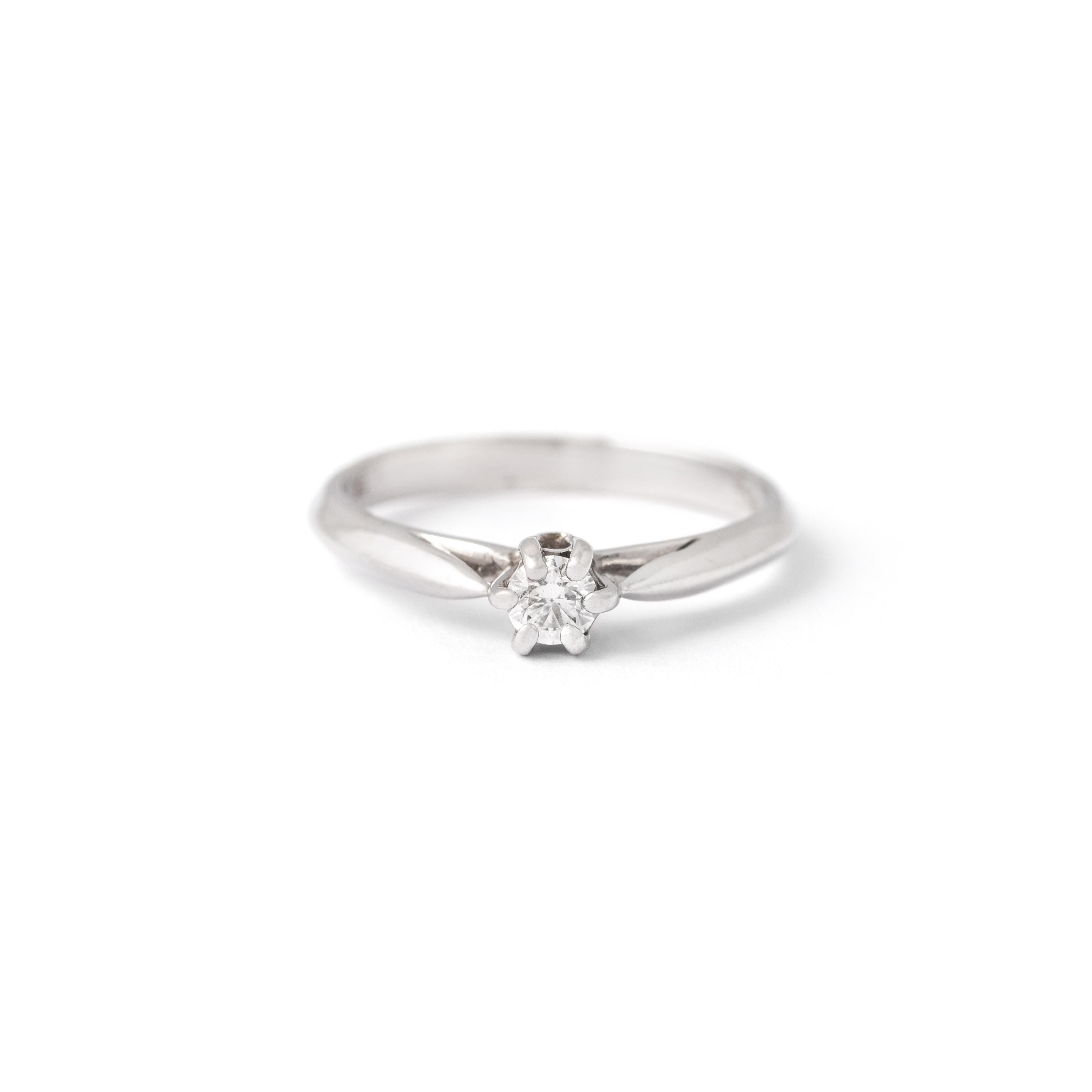 Anillo de oro blanco con diamantes de 18 quilates.
Centrado por un diamante talla redonda de 0,15 quilates estimado color G y claridad VVS2 .
Tamaño: 51.
Peso bruto total: 2.53 gramos.