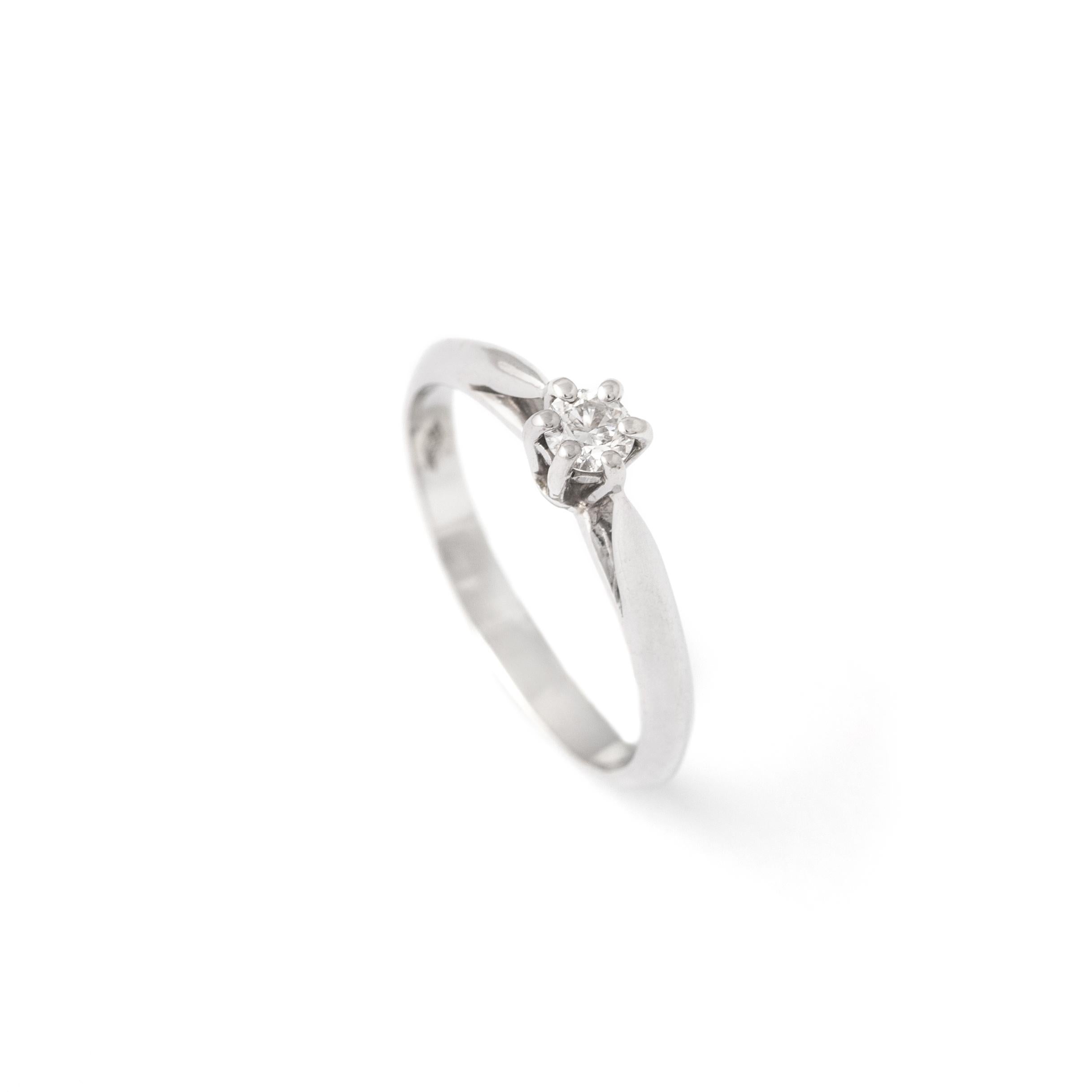 Round Cut Solitaire Diamond White Gold 18K Ring For Sale