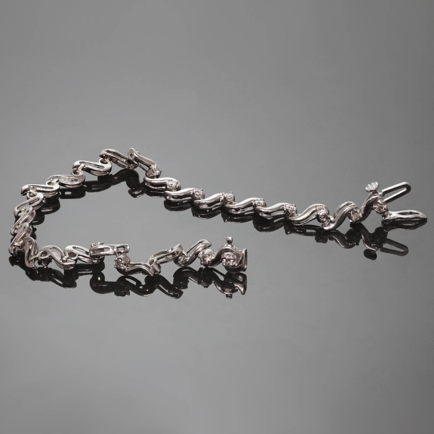 Taille ronde Bracelet de tennis solitaire à maillons en or blanc et diamants en vente