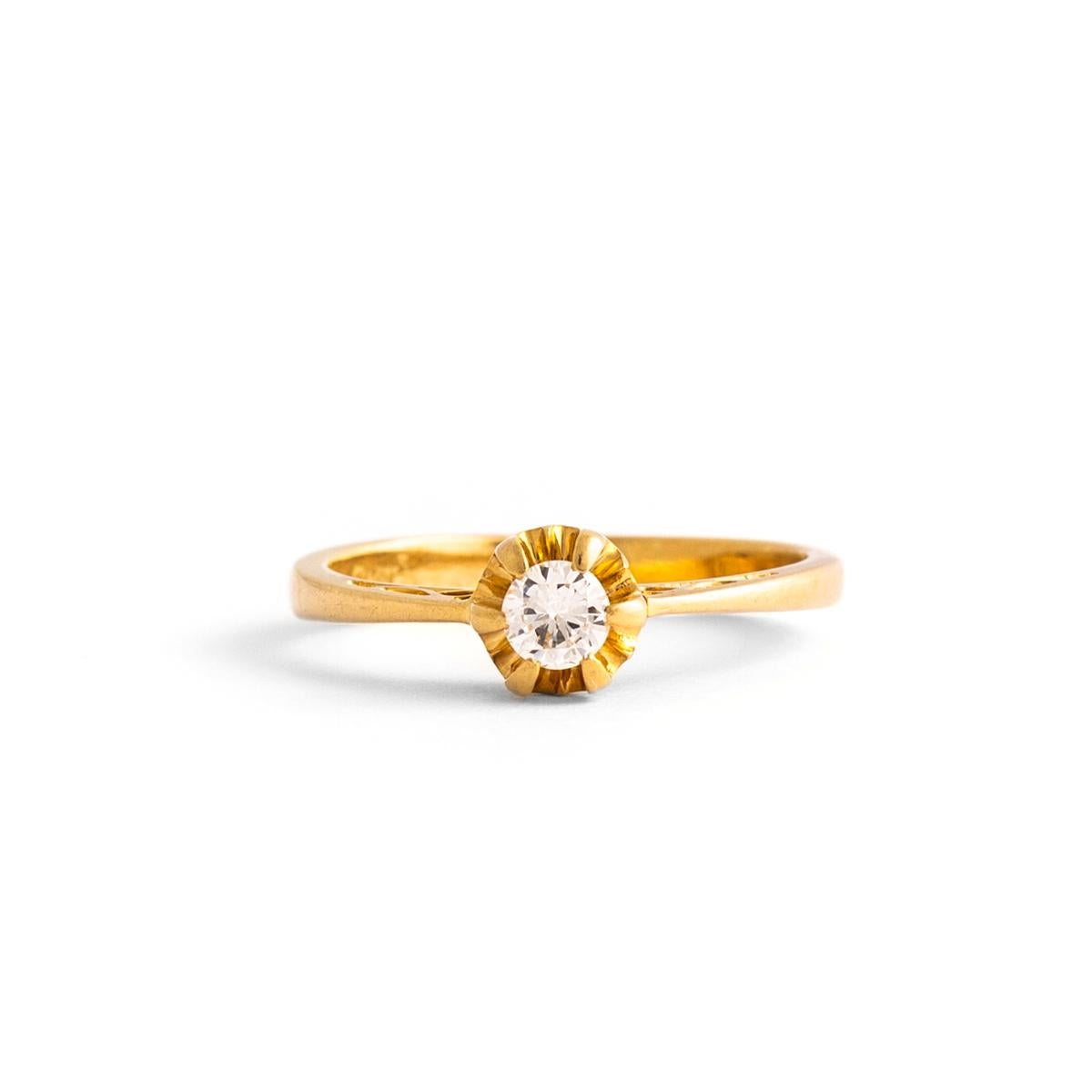 Solitaire round cut Diamond on yellow gold Ring.
Diamond estimated weight: 0.12 carat.
Modern cut. Estimated to be G-H color and Vvs clarity.
Diamond diameter: approximately 3.21 millimeters.
Ring Size: 5 1/4.
Gross weight: 2.84 grams.