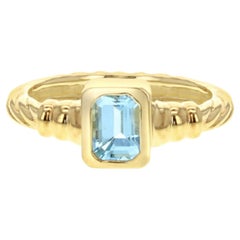 Bague solitaire en topaze bleue taillée en émeraude avec anneau en corde