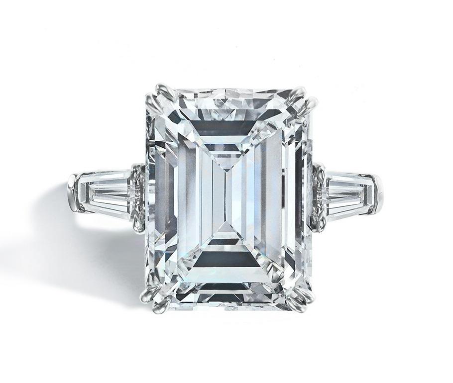 Artículo nº 9958

Certificado GIA 
Anillo solitario de mujer Diamante talla esmeralda de 5,02 quilates y 20 quilates de lado engastado en una montura de oro blanco de 14 quilates hecha a medida.
Forma y estilo de corte: Talla Esmeralda
Peso en