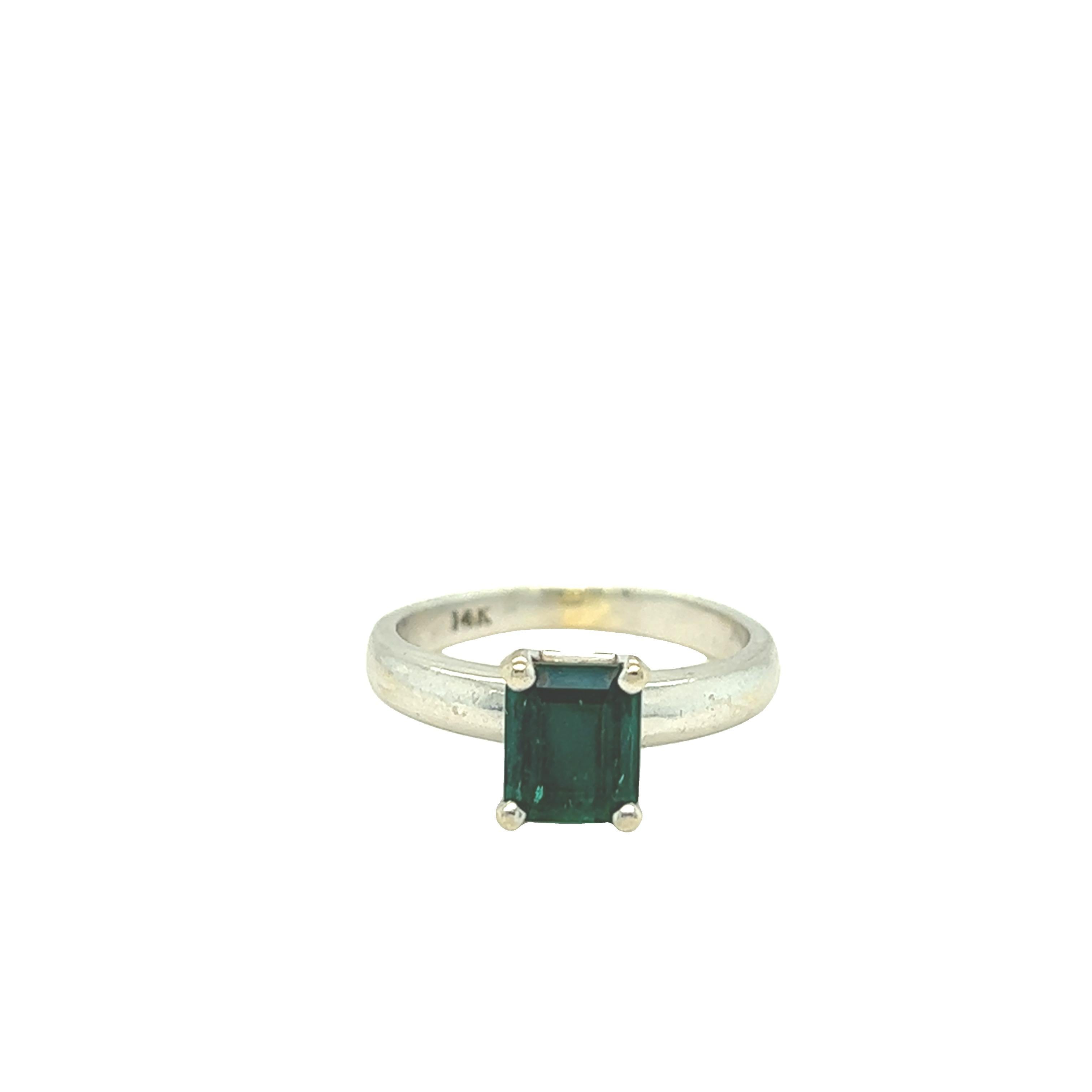 Schlichter und eleganter Solitärring im Vintage-Stil mit einem natürlichen, tiefgrünen Smaragd im Smaragdschliff. Der Mittelstein wiegt ca. 1,30 Karat und ist in vier Zacken aus 14k Weißgold gefasst. Größe 5 und kann in der Größe geändert