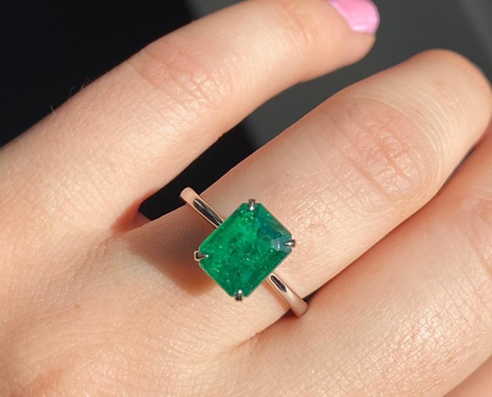 Solitaire Emerald EC Ring 1.84 CTS In New Condition For Sale In New York, NY