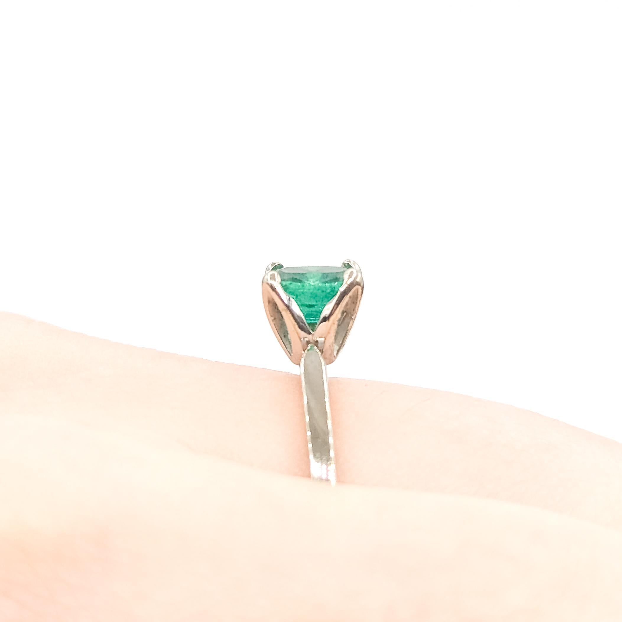 Solitär Smaragd Ring in 14k Weißgold (Ovalschliff) im Angebot