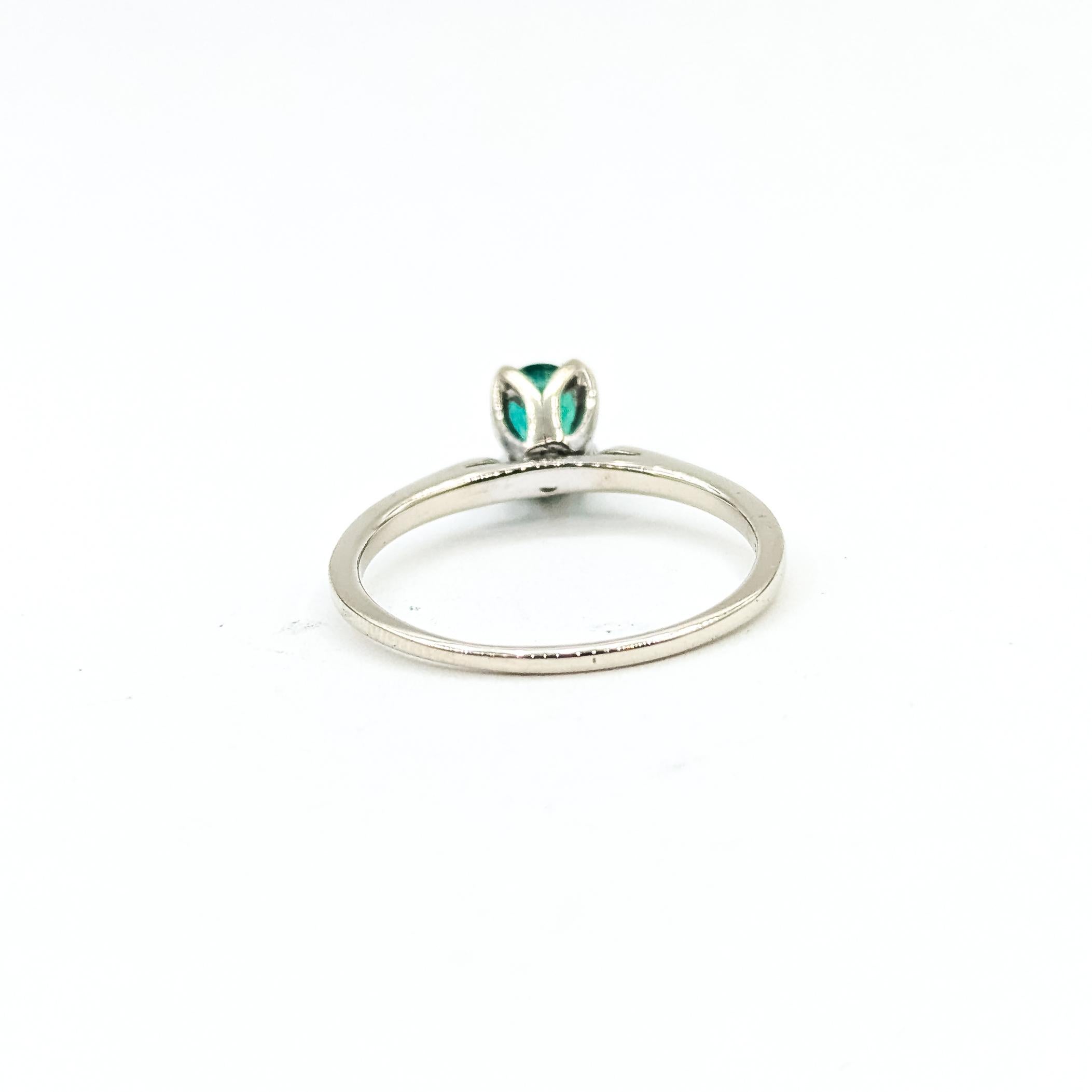 Solitär Smaragd Ring in 14k Weißgold im Angebot 2