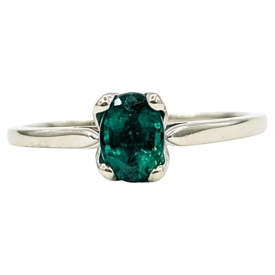 Bague solitaire en or blanc 14k avec émeraude