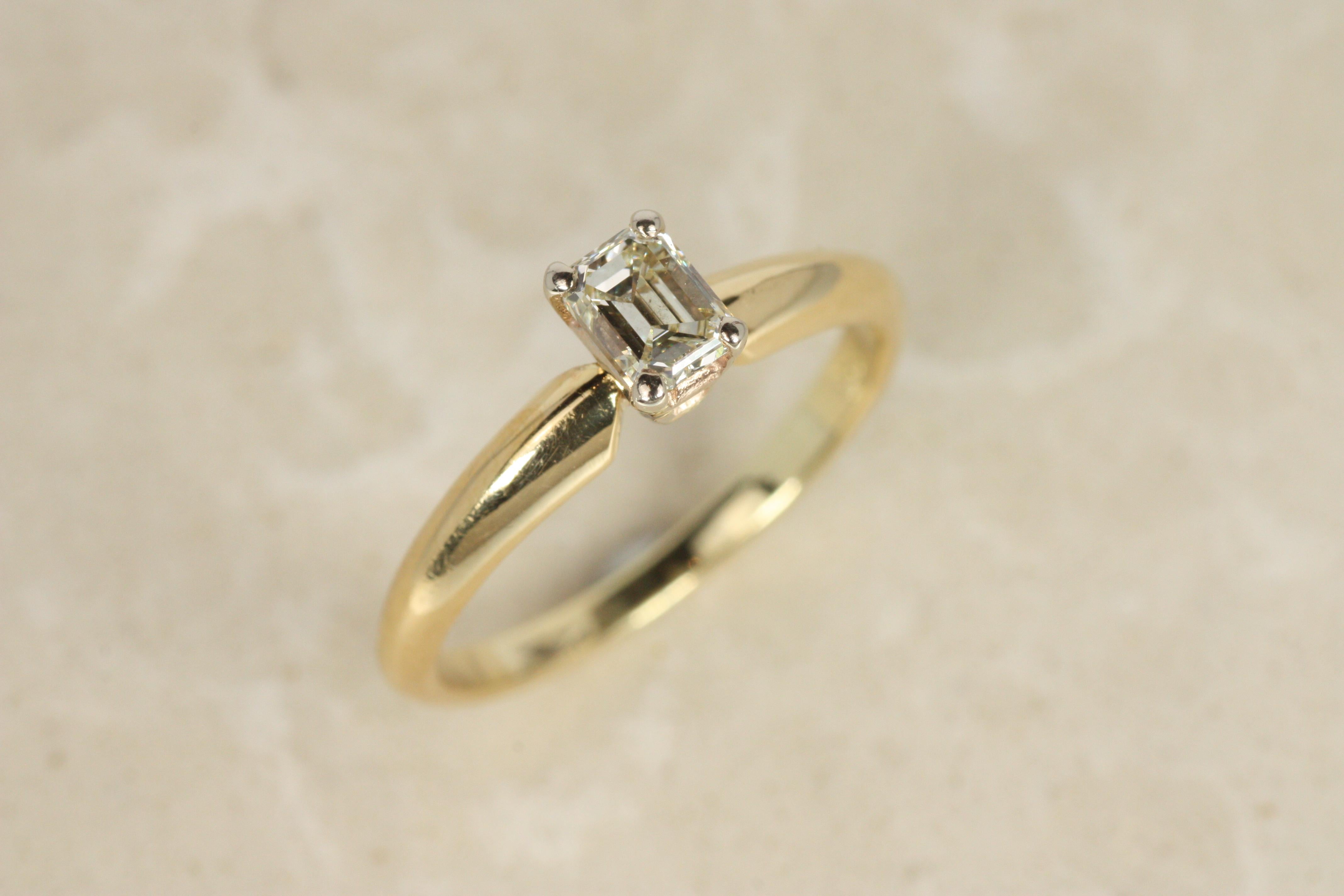 Moderno Solitaire Engagement Ring – 0.35ct Emerald Cut Diamond in 18K Yellow Gold in vendita