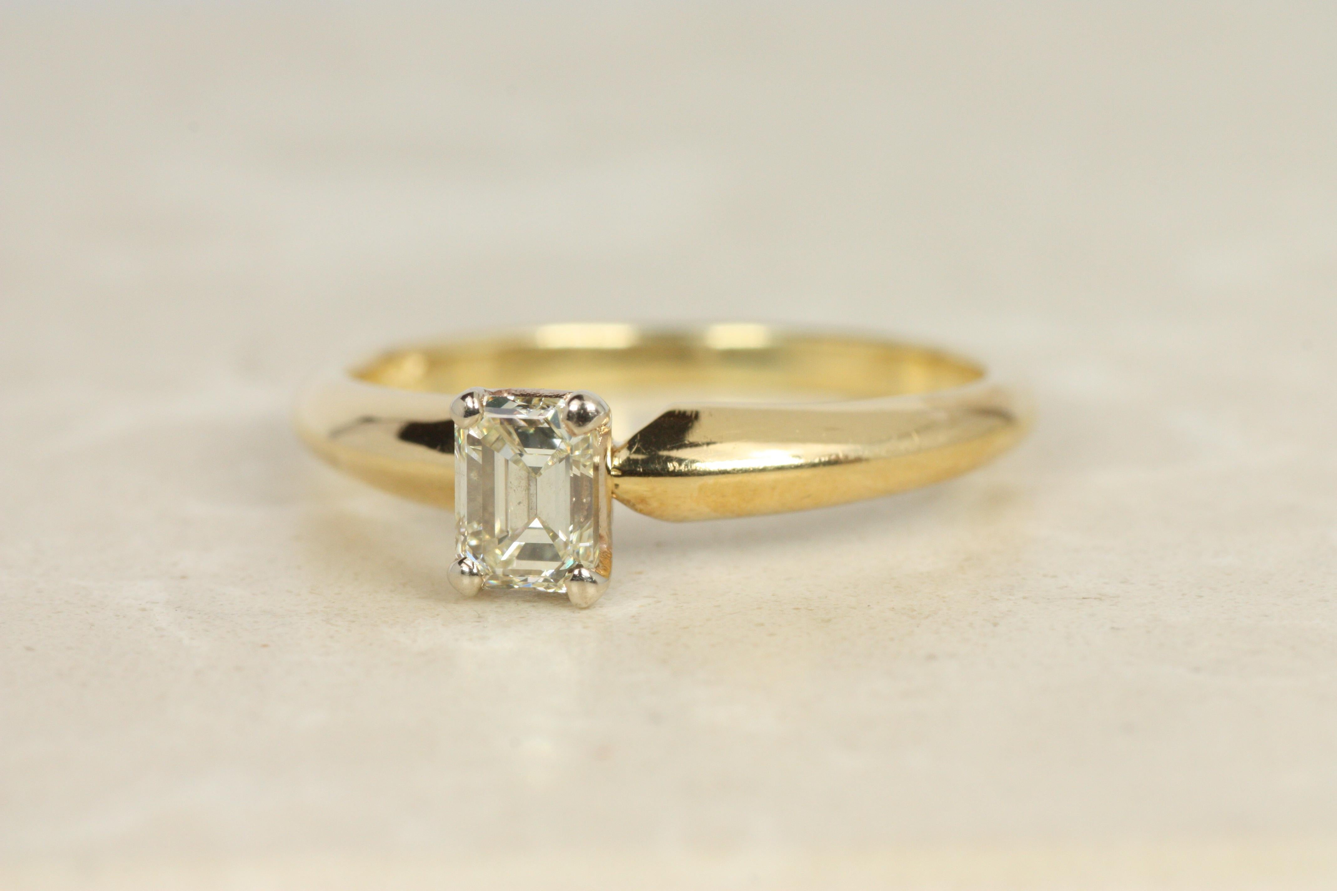 Donna Solitaire Engagement Ring – 0.35ct Emerald Cut Diamond in 18K Yellow Gold in vendita