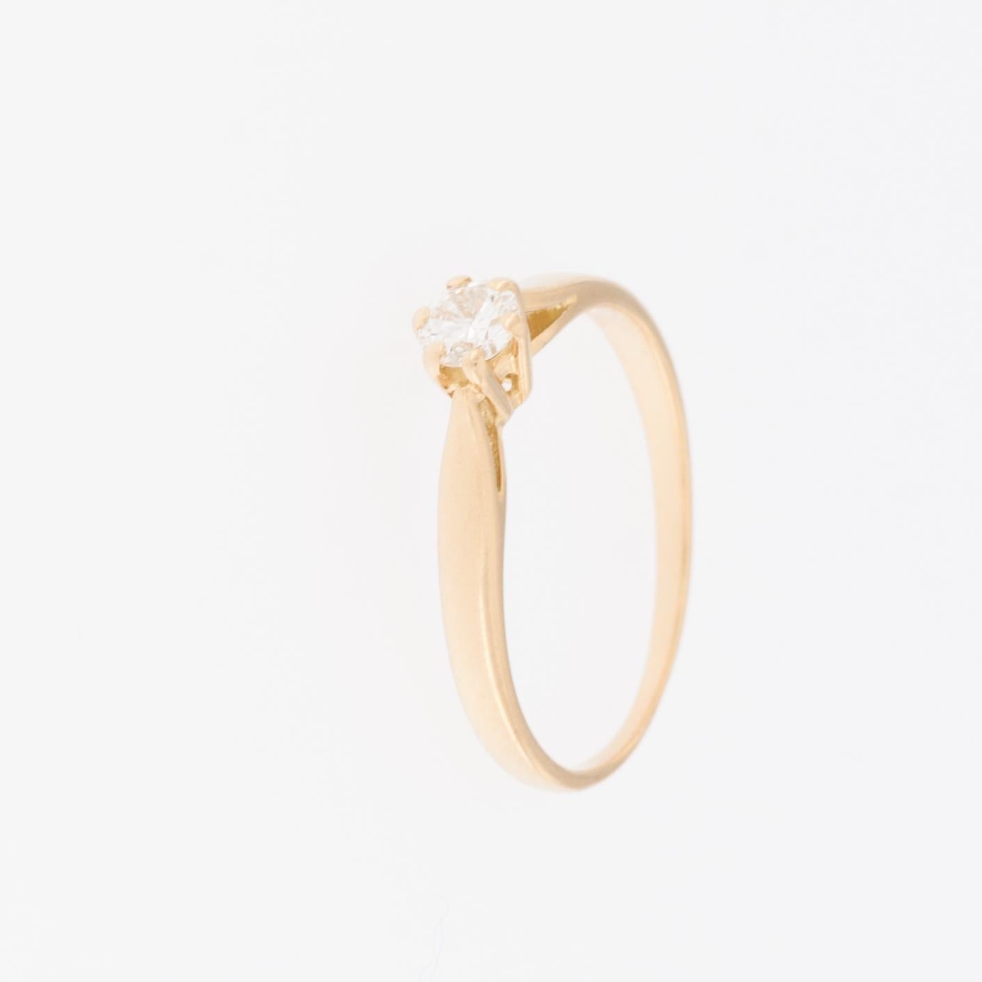Modern Solitaire Engagement Ring 18kt Yellow Gold with Diamond For Sale