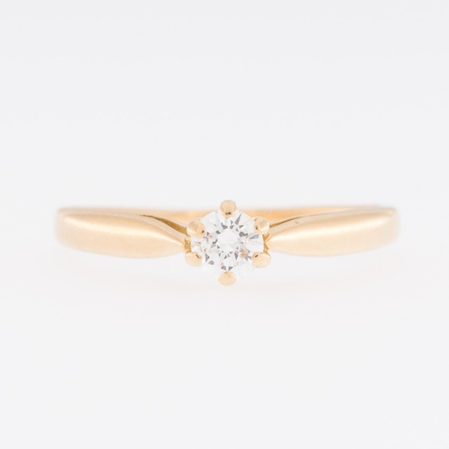 Brilliant Cut Solitaire Engagement Ring 18kt Yellow Gold with Diamond For Sale