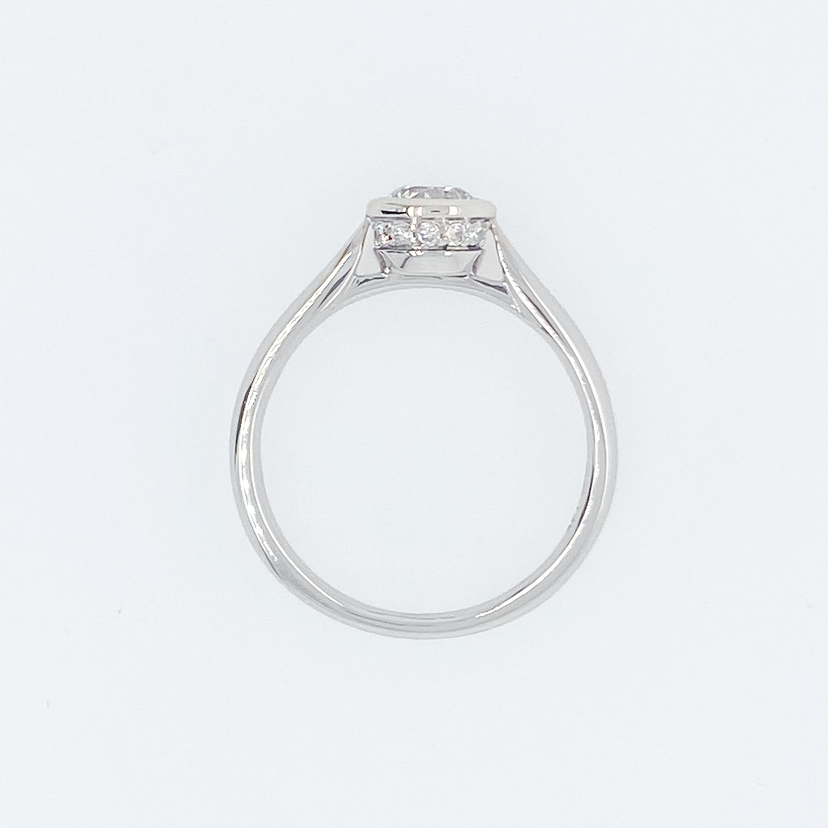 Contemporain Bague de fiançailles solitaire en or blanc 14 carats avec lunette et diamants cintrés, de taille ajustable en vente