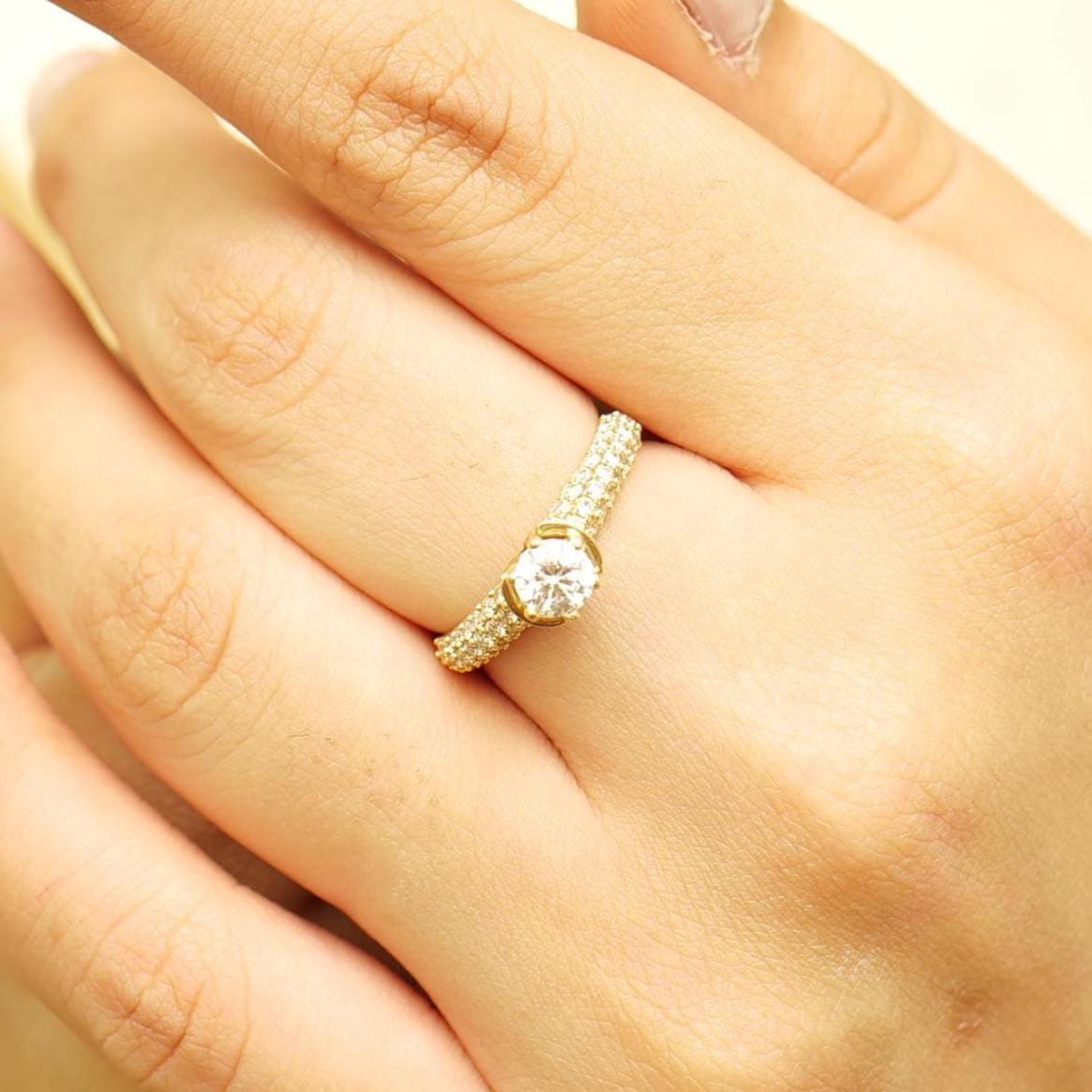 Solitär-VerlobungsringNatürlicher Diamantring aus 14K massivem Gold (zertifiziert) (Rundschliff) im Angebot