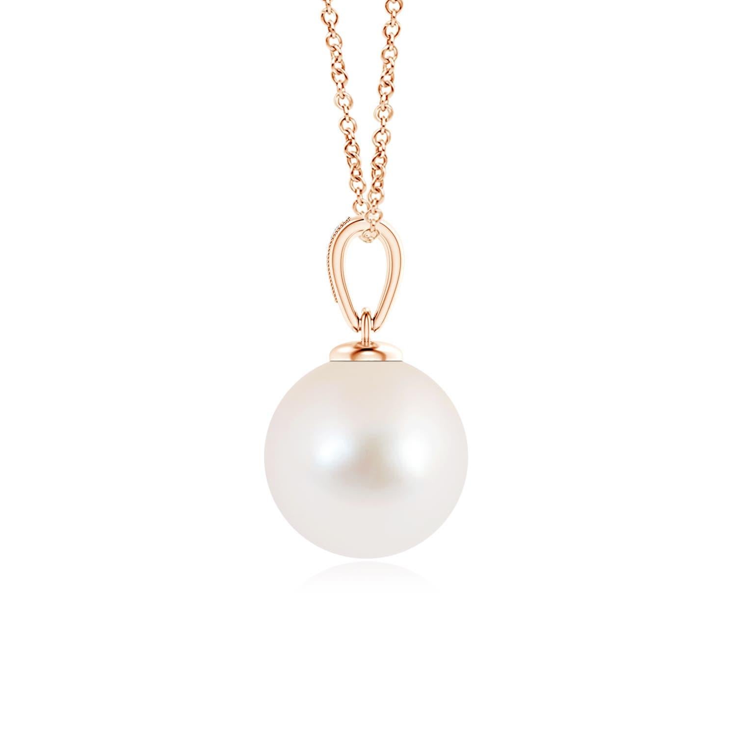 Ce pendentif perle solitaire en or rose 14K offre un look simple mais élégant. Les diamants sertis en pavé sur la balle offrent un effet scintillant à la perle lustrée, tandis que le détail de milgrain sur la balle confère une légère touche vintage.