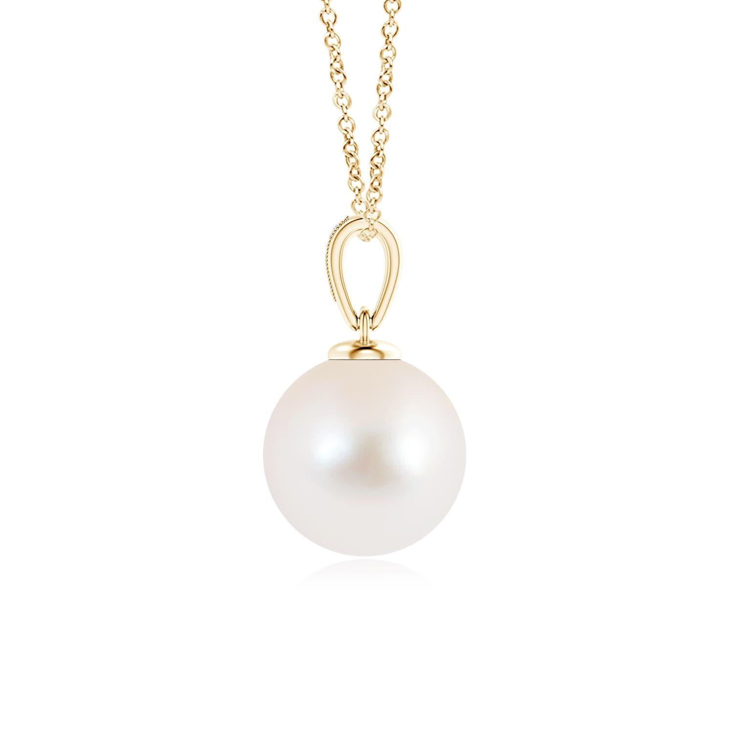 Ce pendentif perle solitaire en or jaune 14K offre un look simple mais élégant. Les diamants sertis en pavé sur la balle offrent un effet scintillant à la perle lustrée, tandis que le détail de milgrain sur la balle confère une légère touche