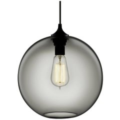 Lampe à suspension solitaire en verre moderne soufflé à la main grise, fabriquée aux États-Unis