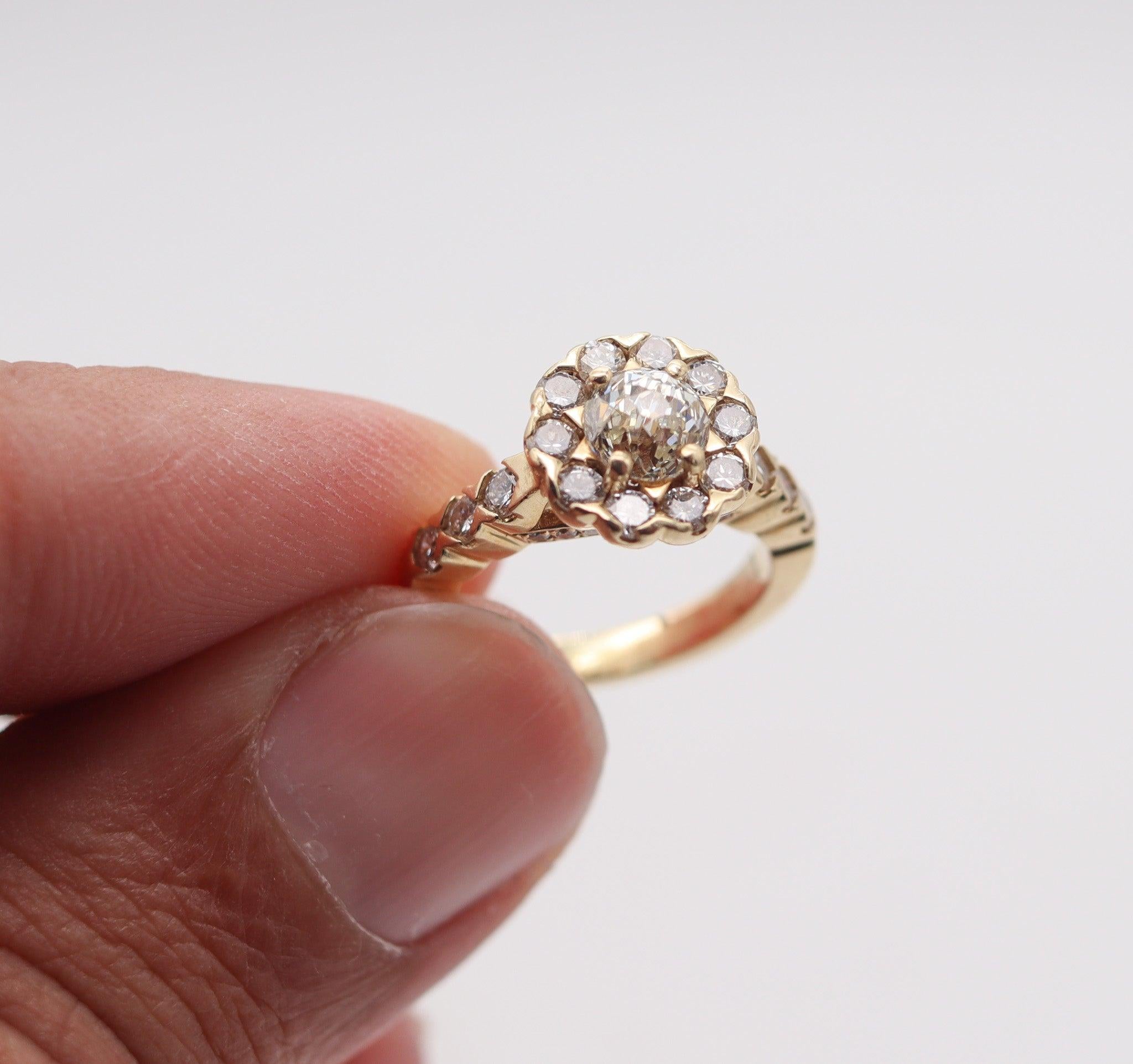 SOLITAIRE Halo-Ring In 14Kt Yellow Gold With Rose Cut Diamond & Round Diamonds For Sale 2