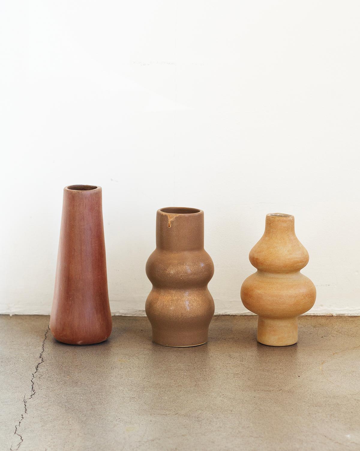 Mexican Solitaire Handmade Organic Modern Clay Vase in Toasted Clay For Sale
